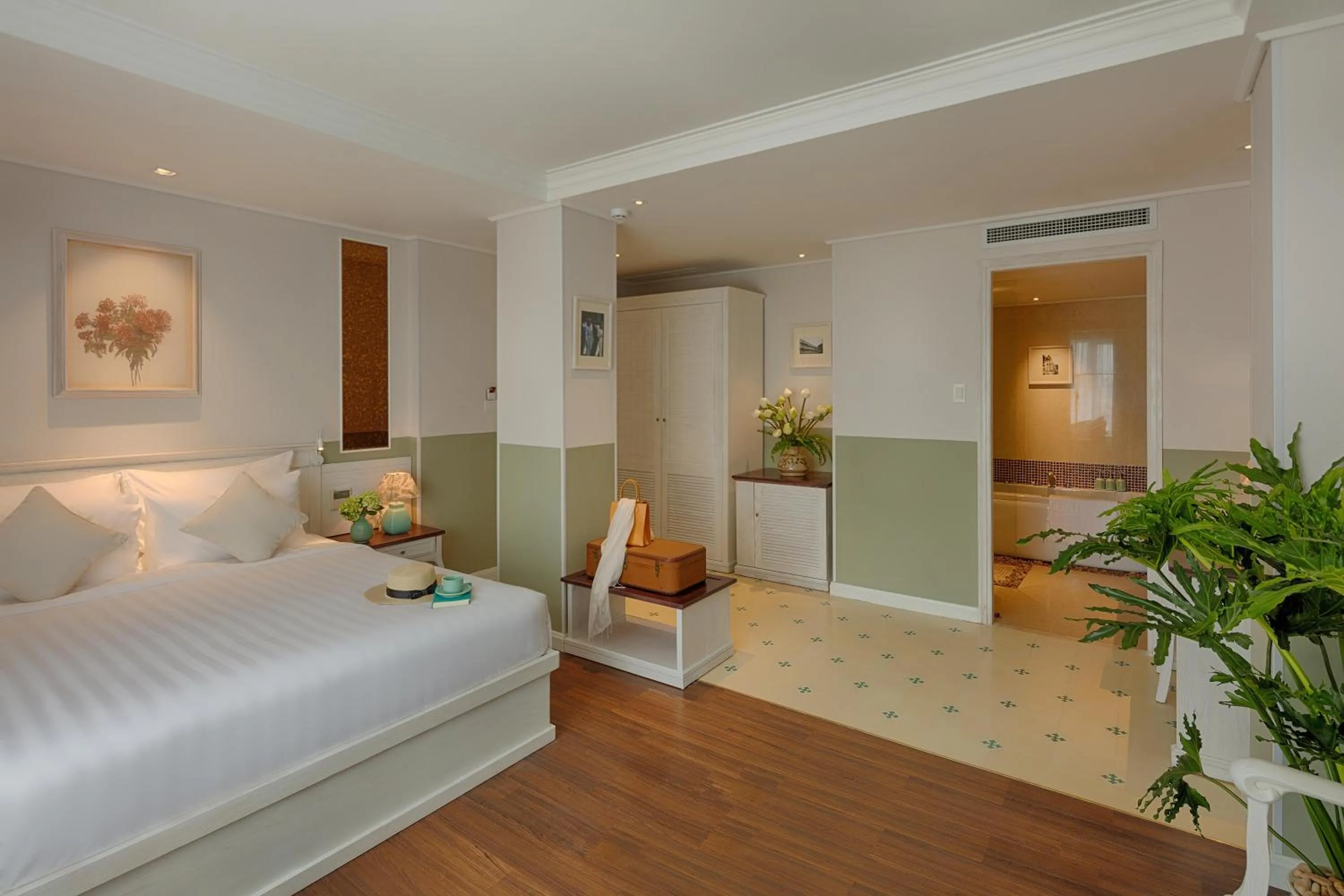 Bedroom, Bed in Au Lac Charner Hotel