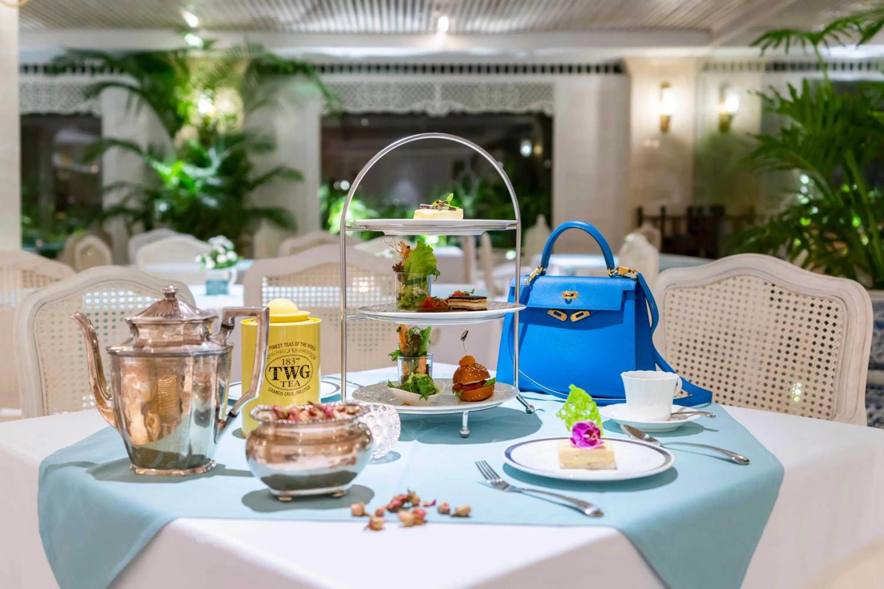 Food and drinks in Au Lac Charner Hotel