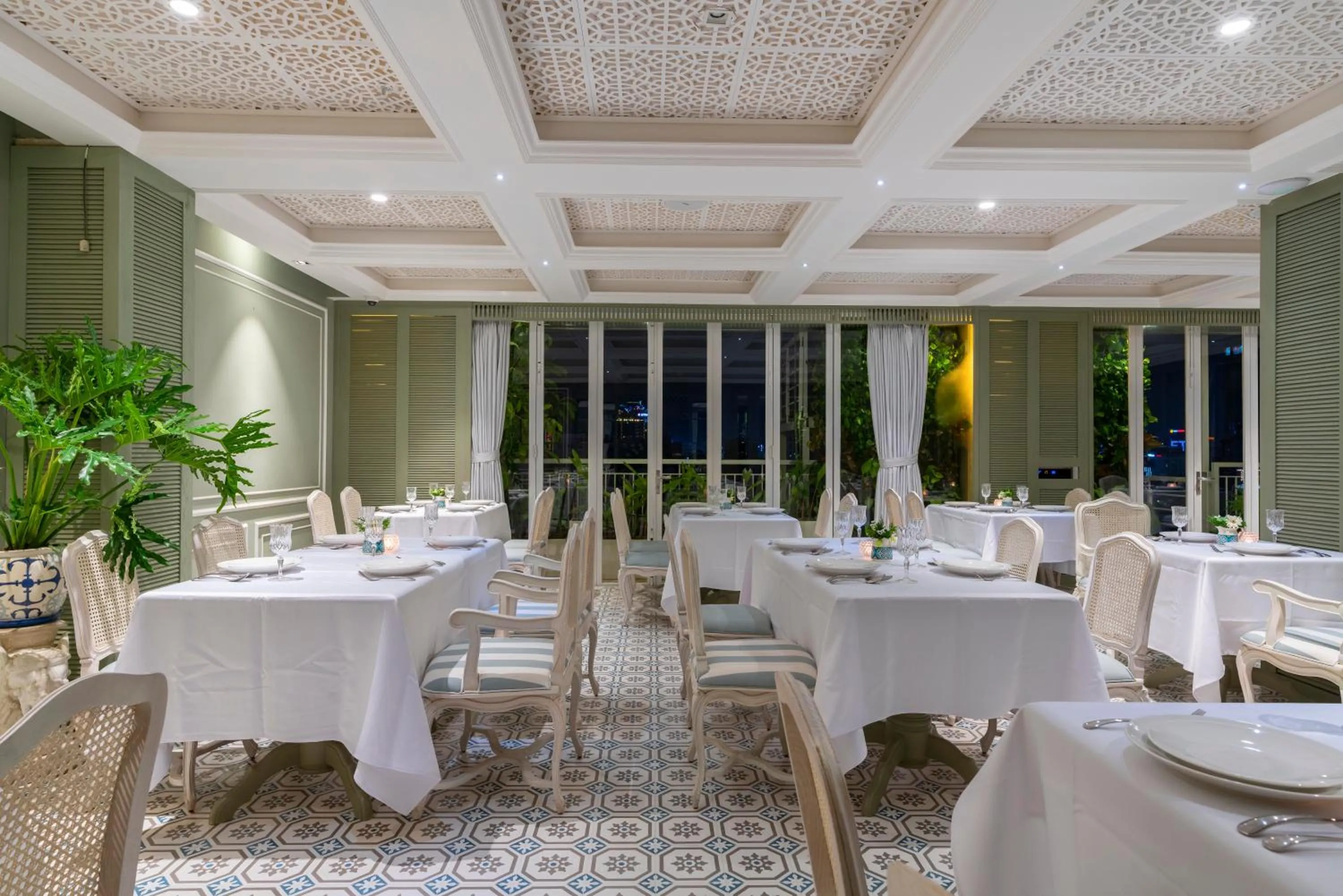 Restaurant/places to eat in Au Lac Charner Hotel