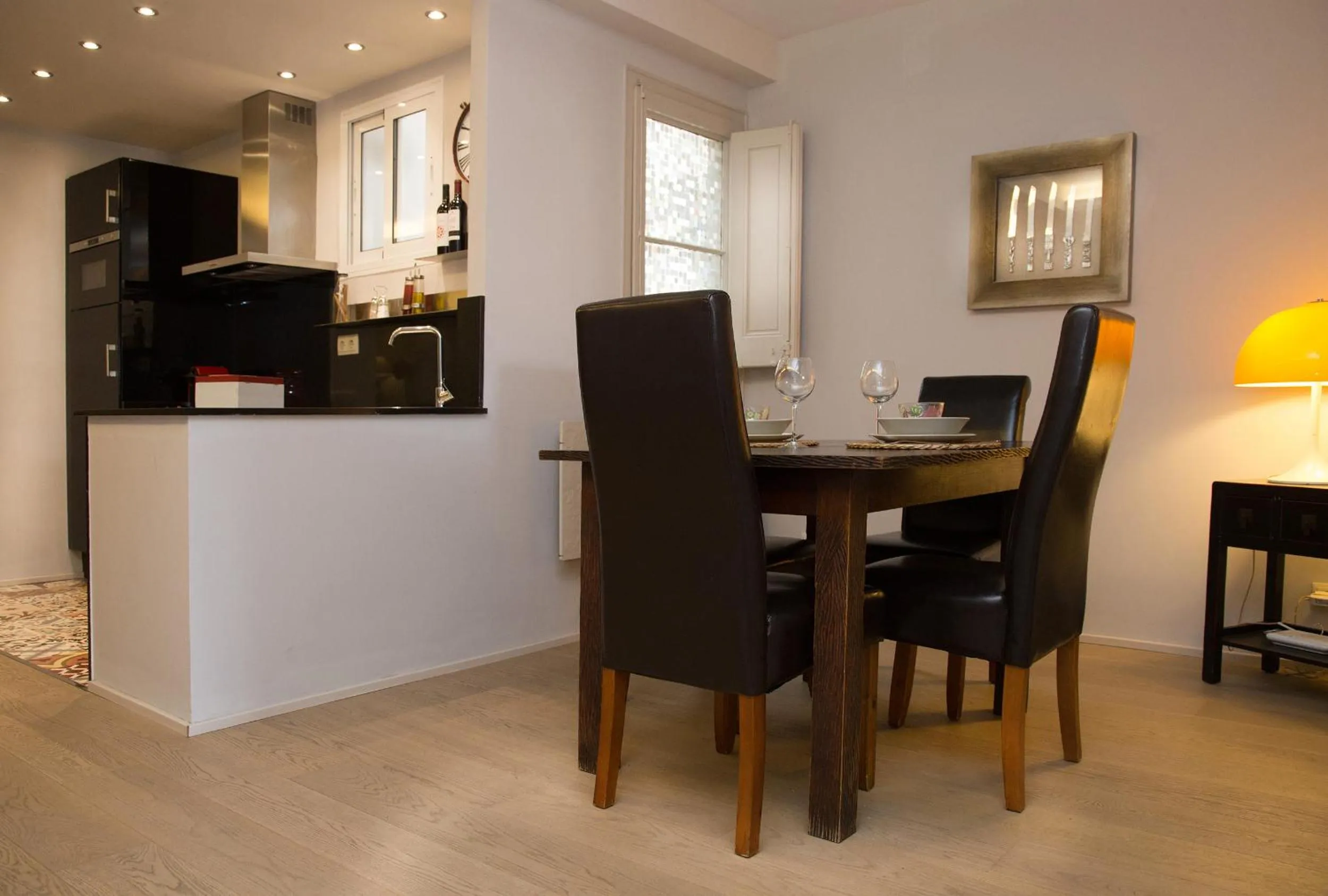 Dining area in Opening Doors Aribau