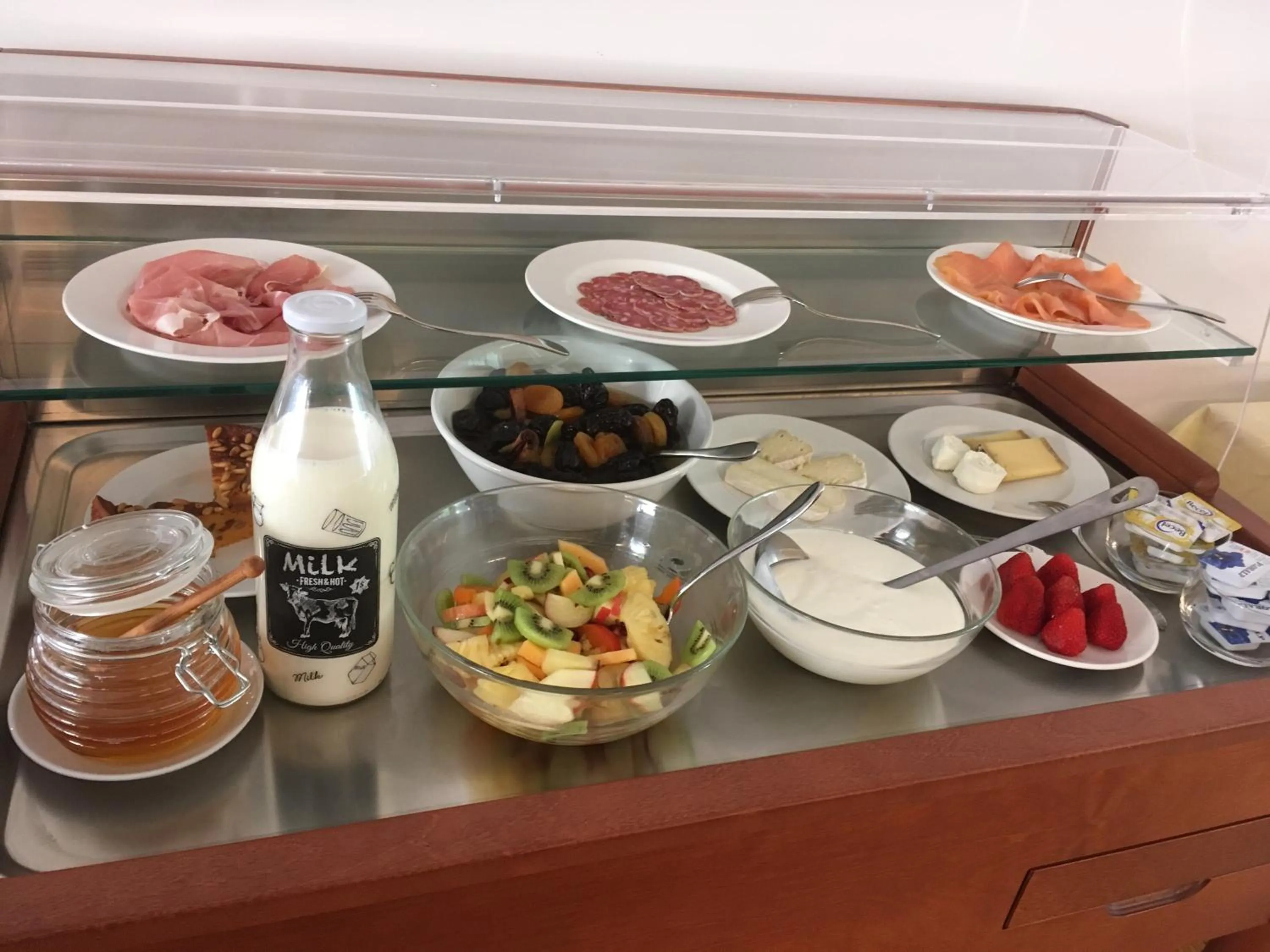 Buffet breakfast in Bed&Bike Tremola San Gottardo