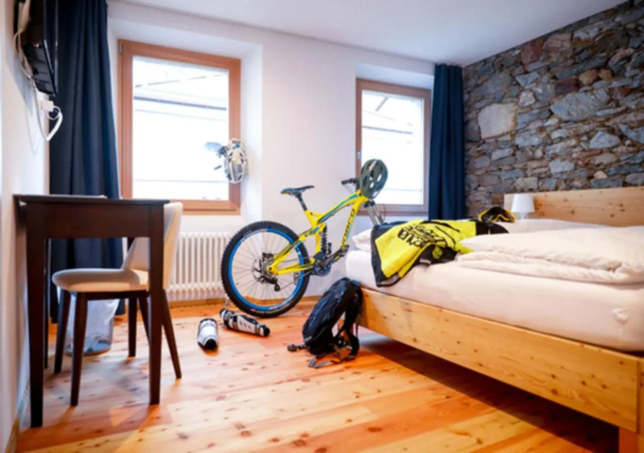 Photo of the whole room, Bed in Bed&Bike Tremola San Gottardo