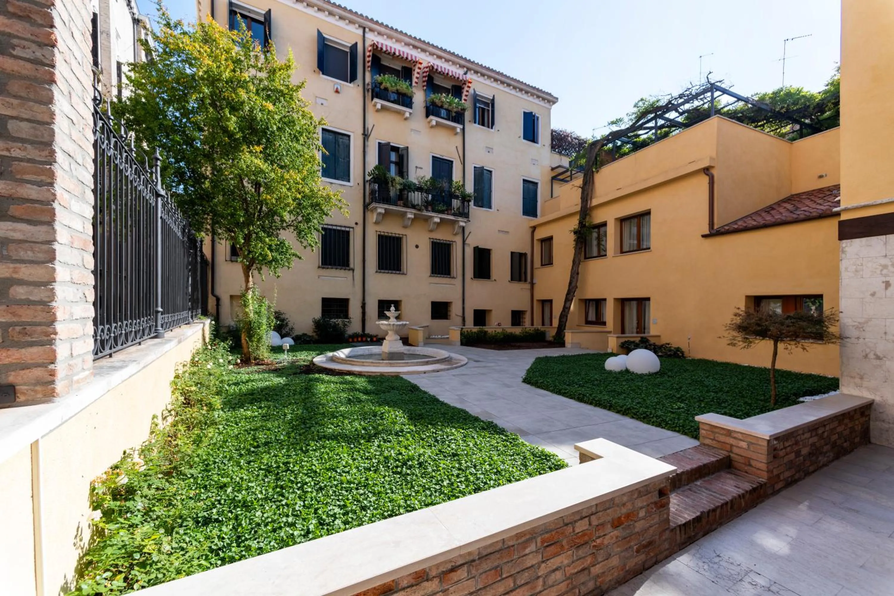 Property building in Ca' de la Fonte - WENICE Deep Culture