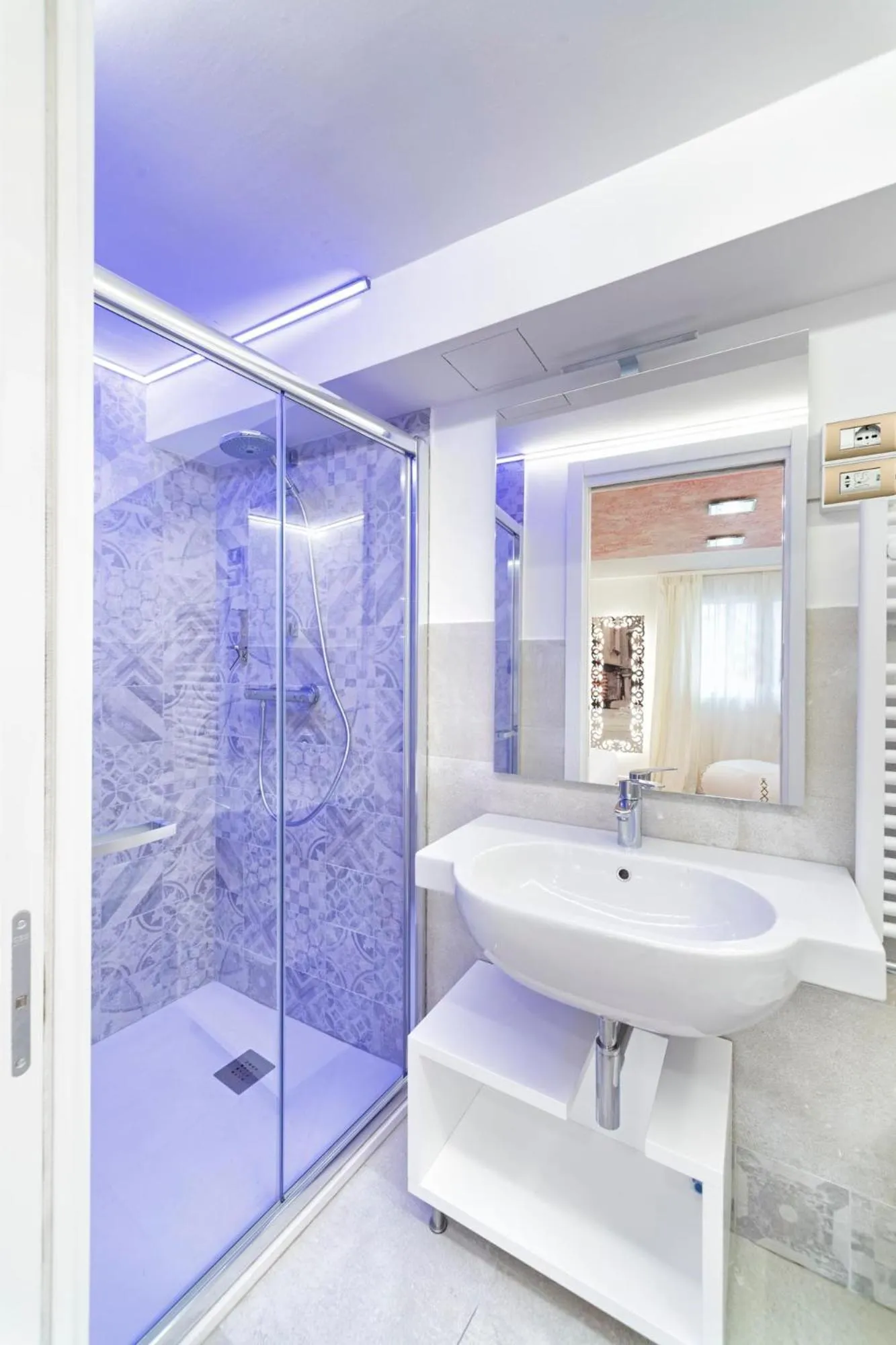 Shower in Ca' de la Fonte - WENICE Deep Culture