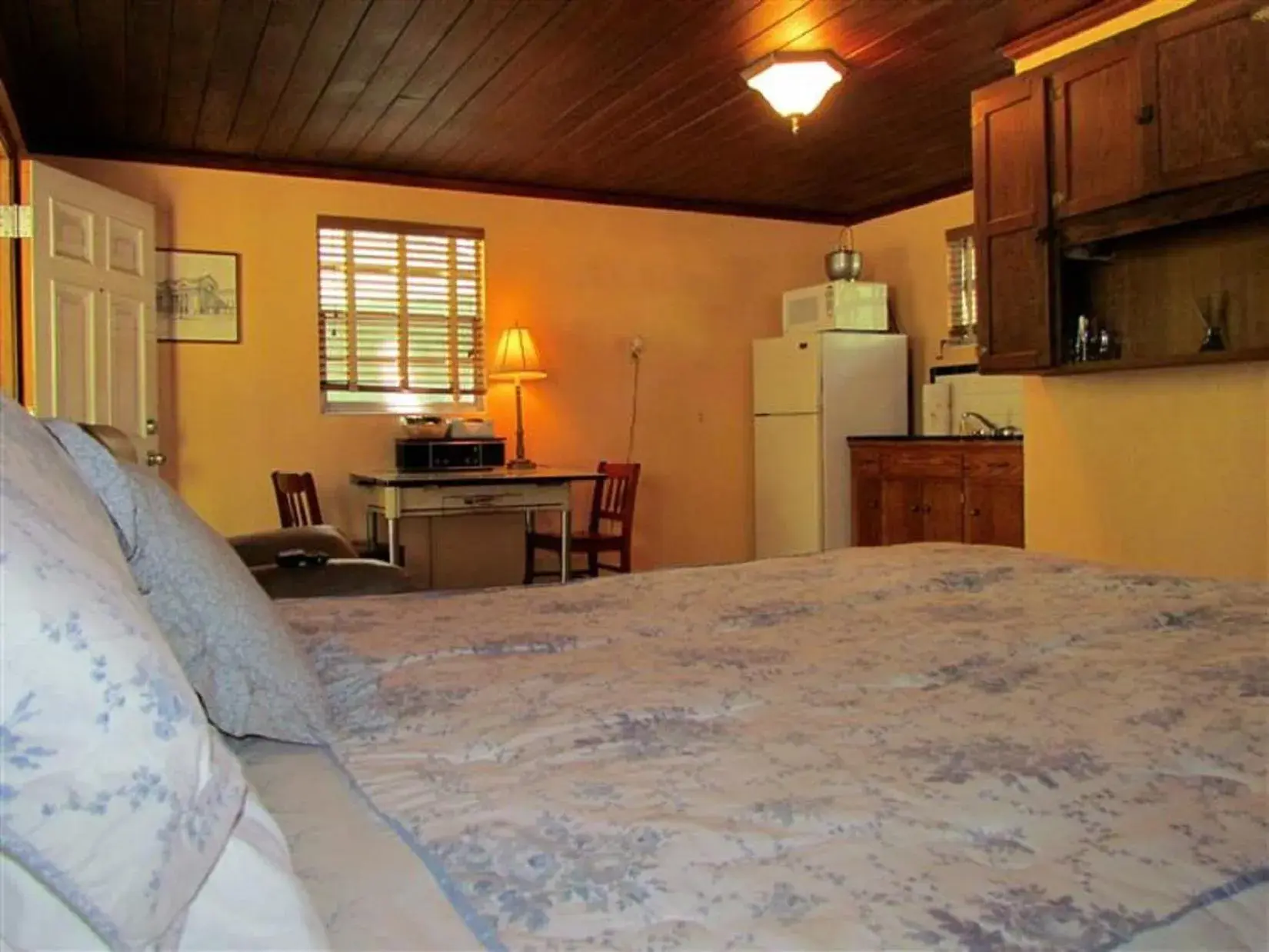 Deluxe Queen Room in The Yearling Cabins Deluxe Queen Room in The Yearling Cabins