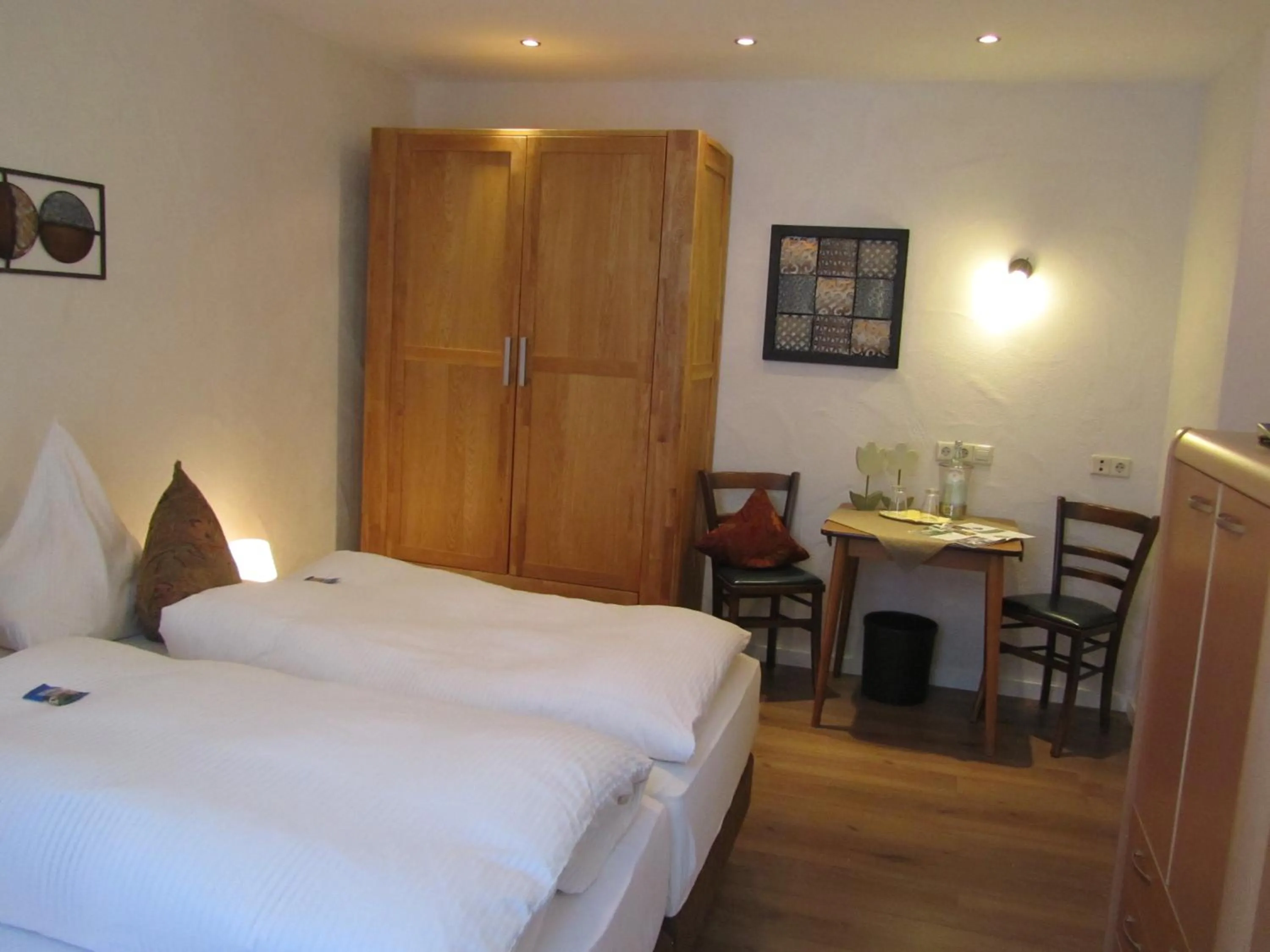 Photo of the whole room, Bed in Moselland Hotel im Enderttal Zum Onkel Willi