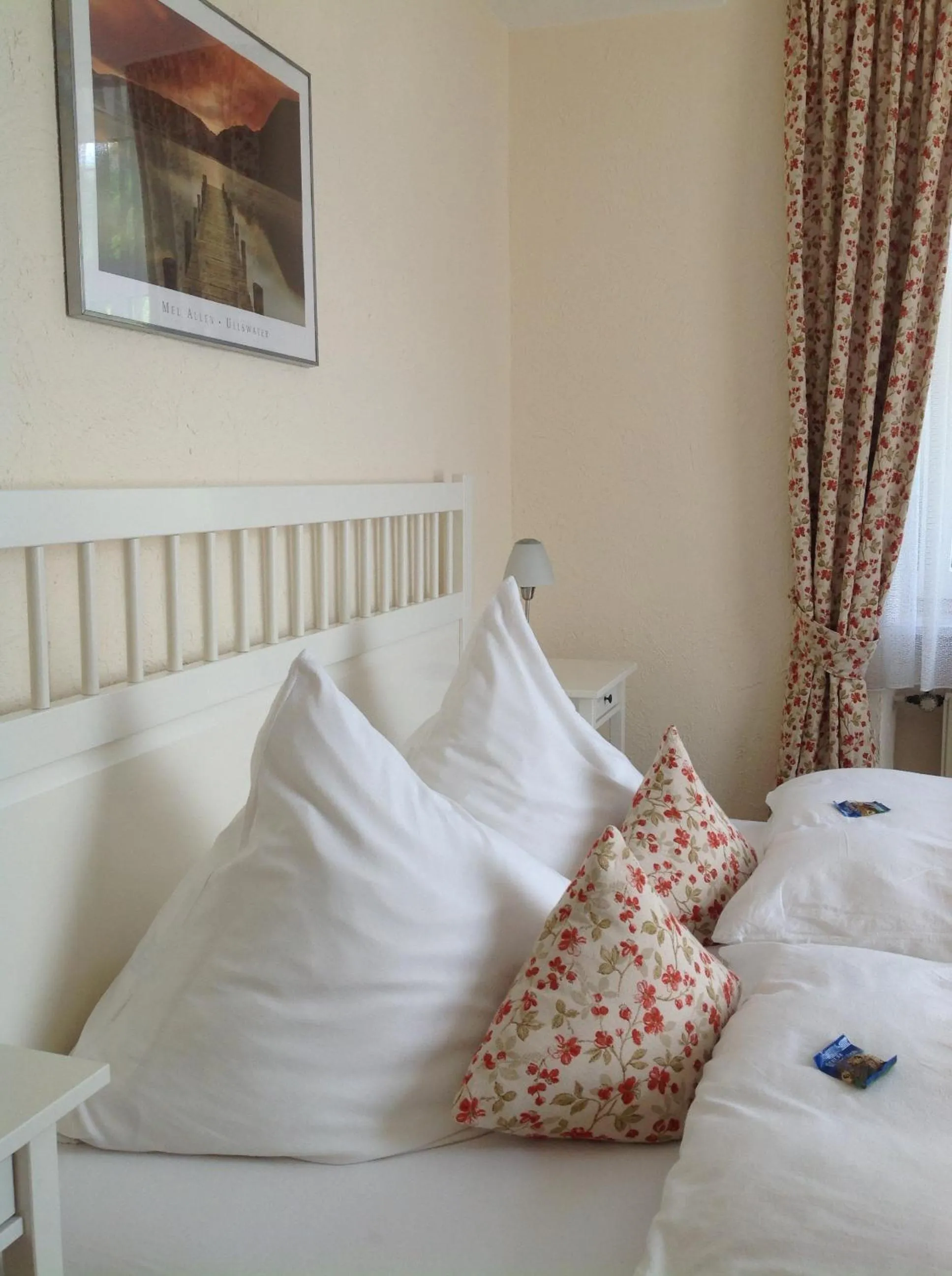 Photo of the whole room, Bed in Moselland Hotel im Enderttal Zum Onkel Willi