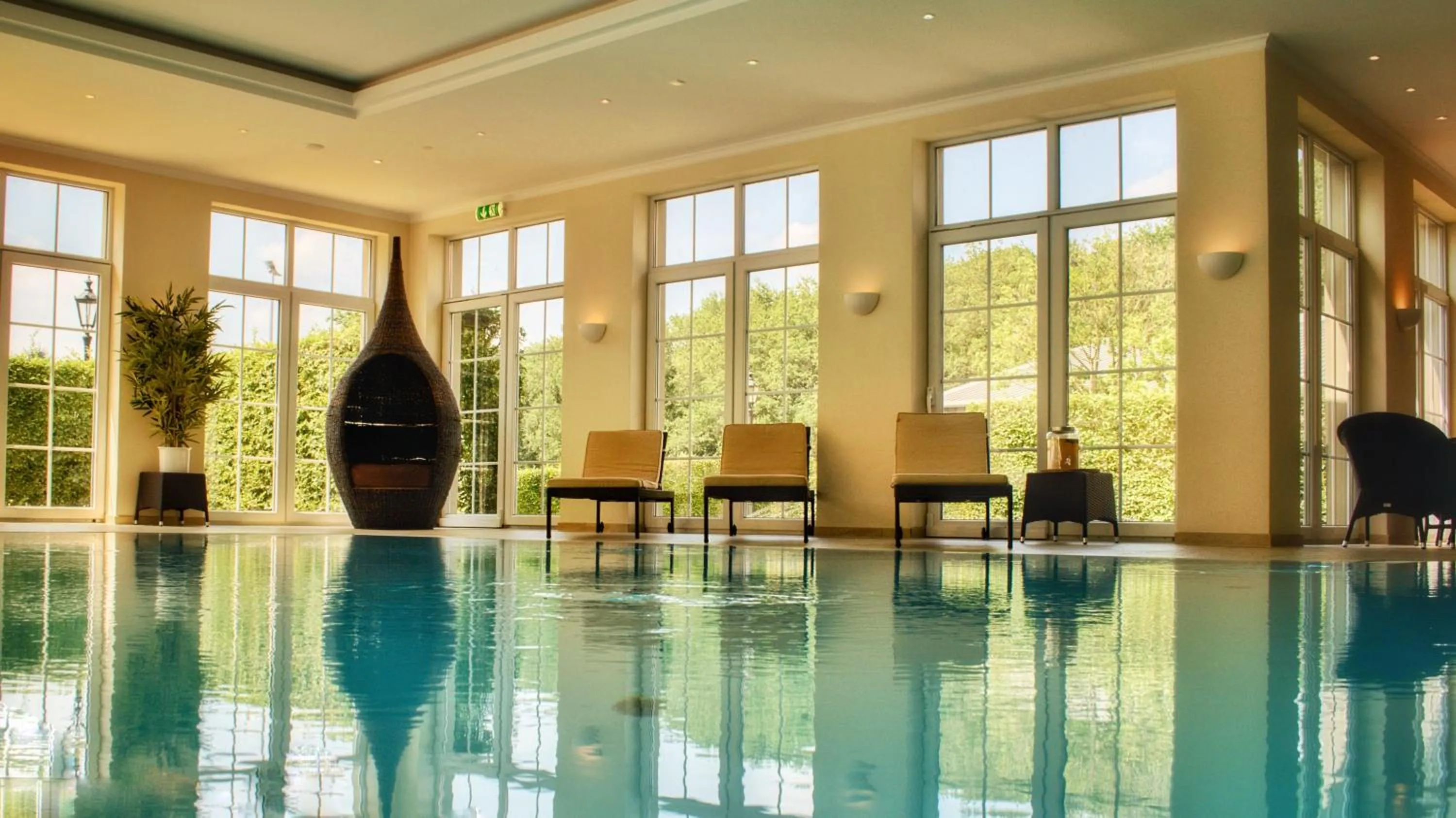 Swimming pool in Parkhotel Surenburg