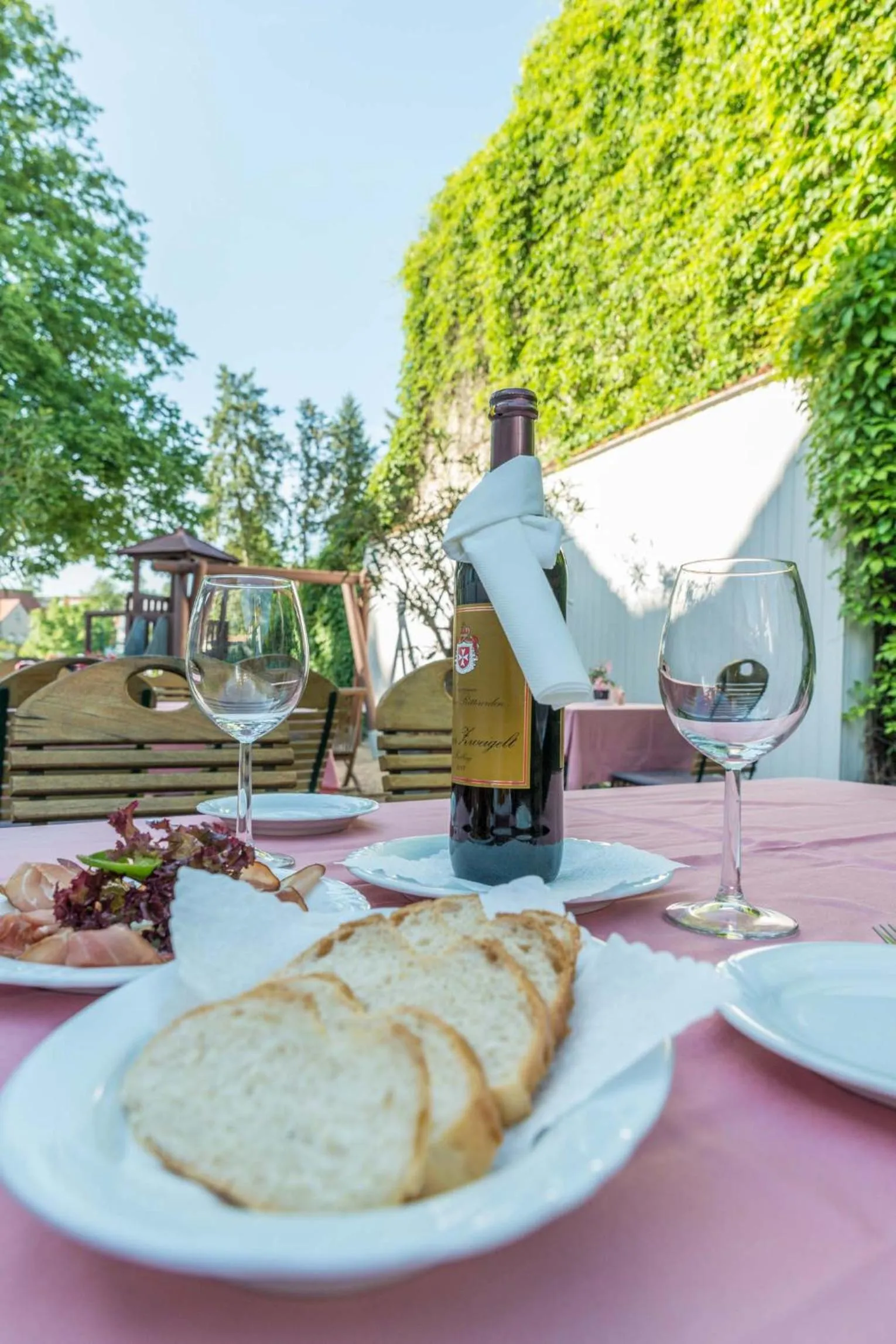 Restaurant/places to eat in Hotel Markgraf