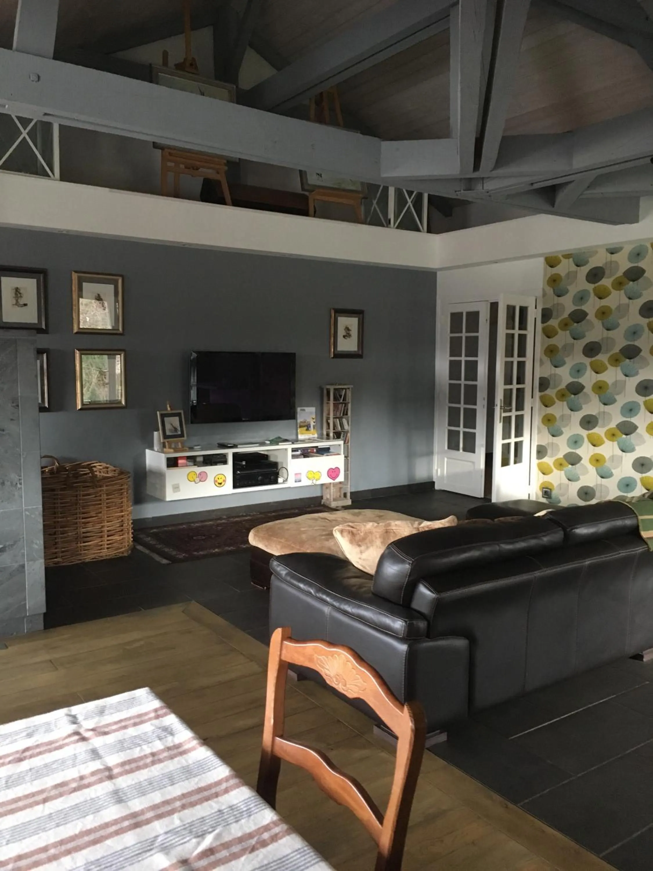 Communal lounge/ TV room in B&B Les Hauts d'Ornans