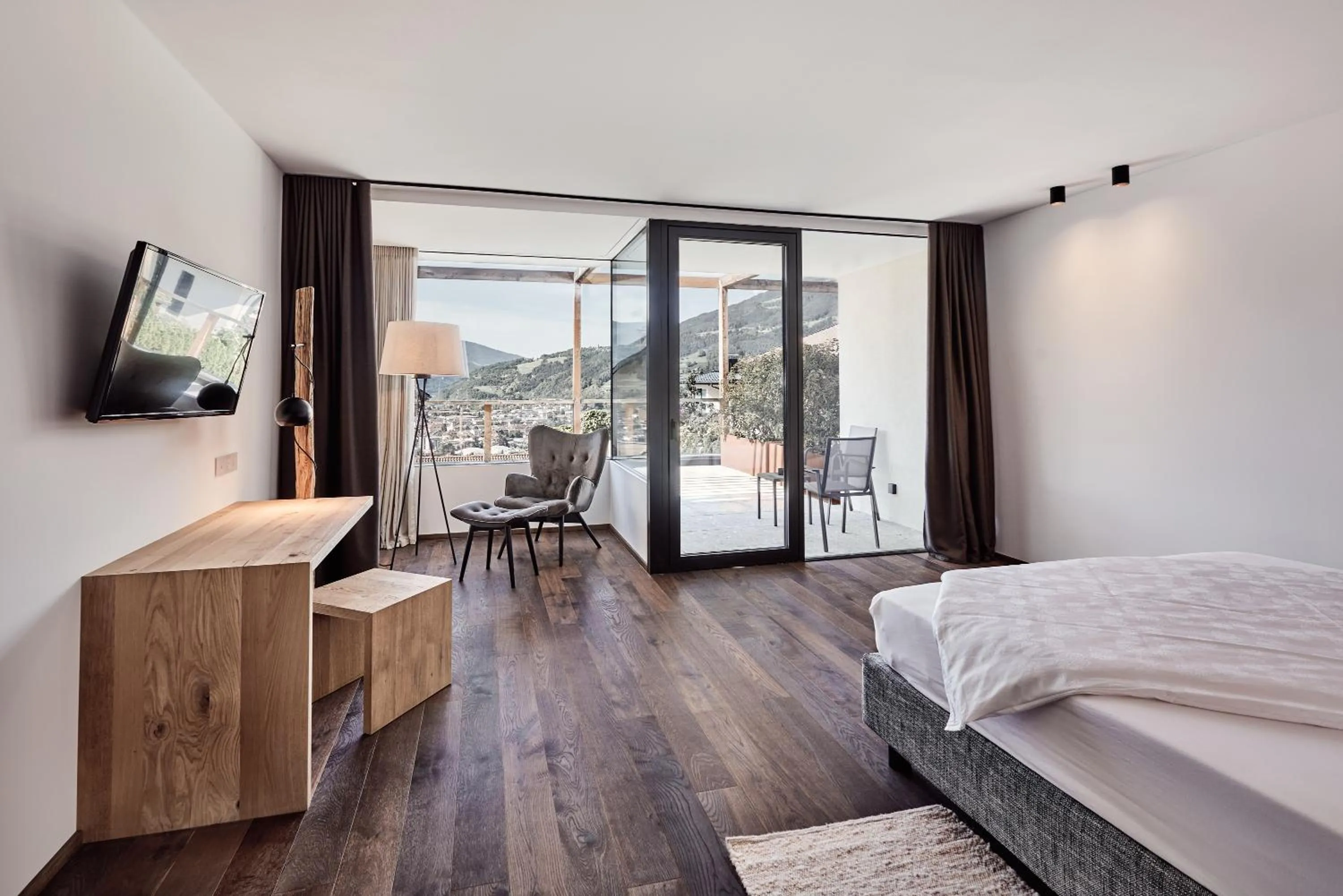 Balcony/Terrace, Bed in Haller Suites & Restaurant