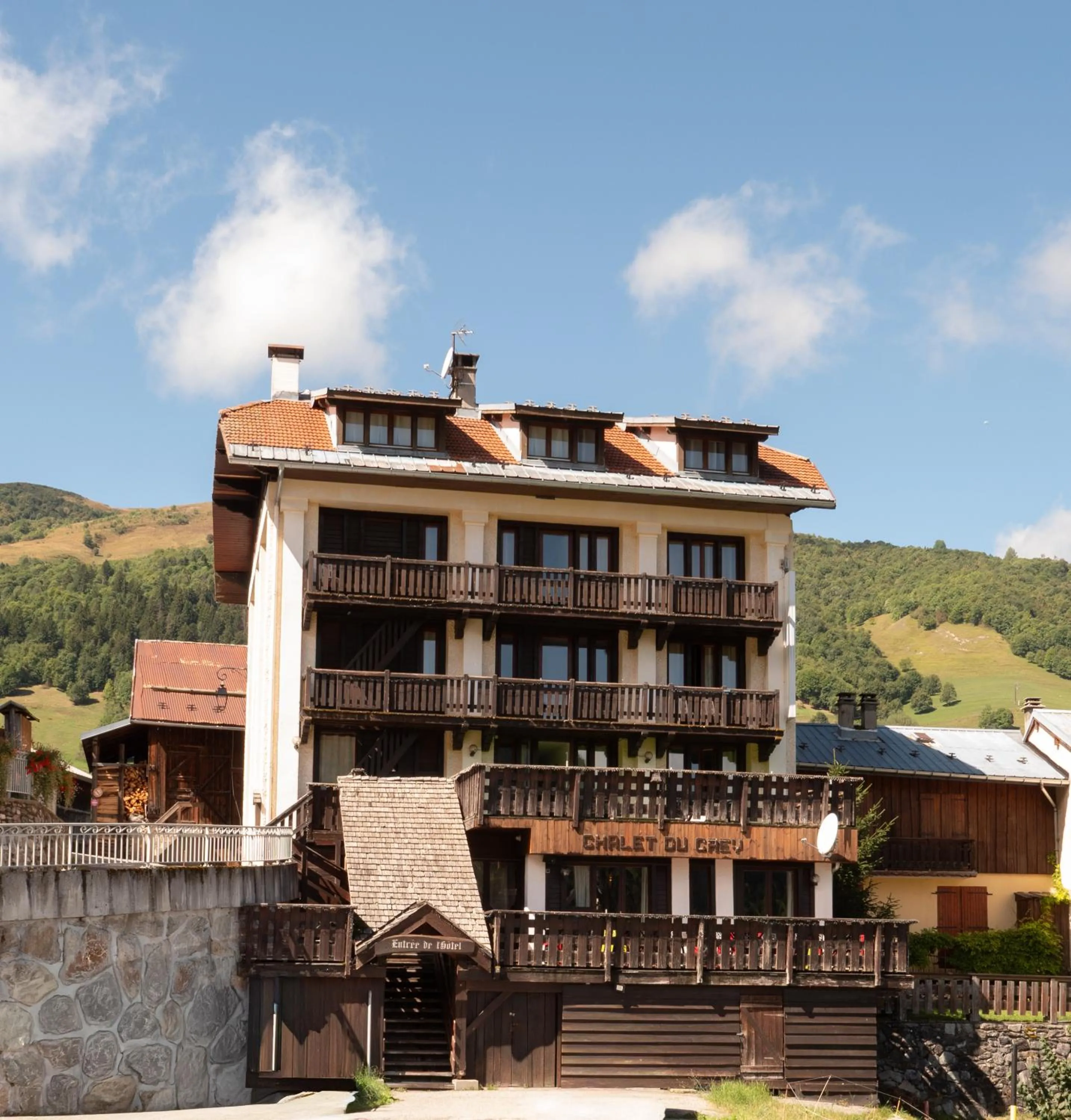 Property building in Hotel Chalet du Crey