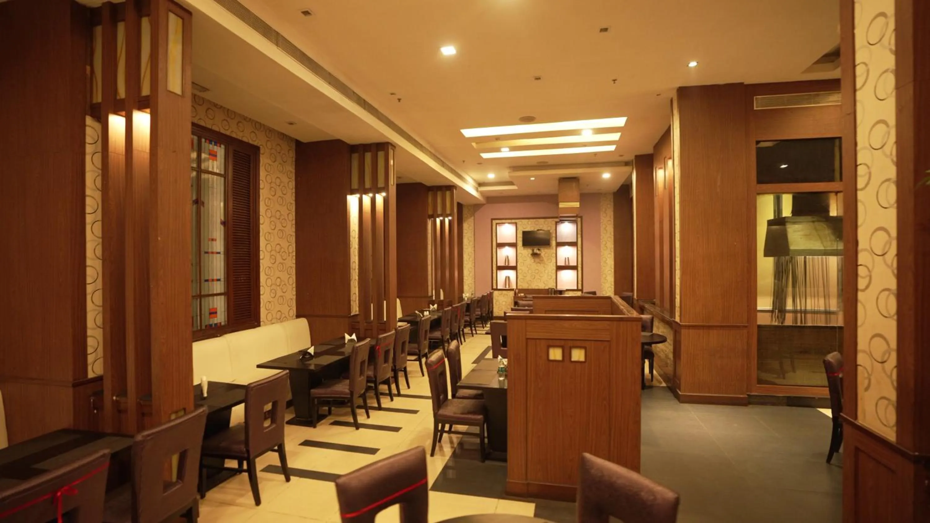 Restaurant/places to eat in Hotel Pal Heights