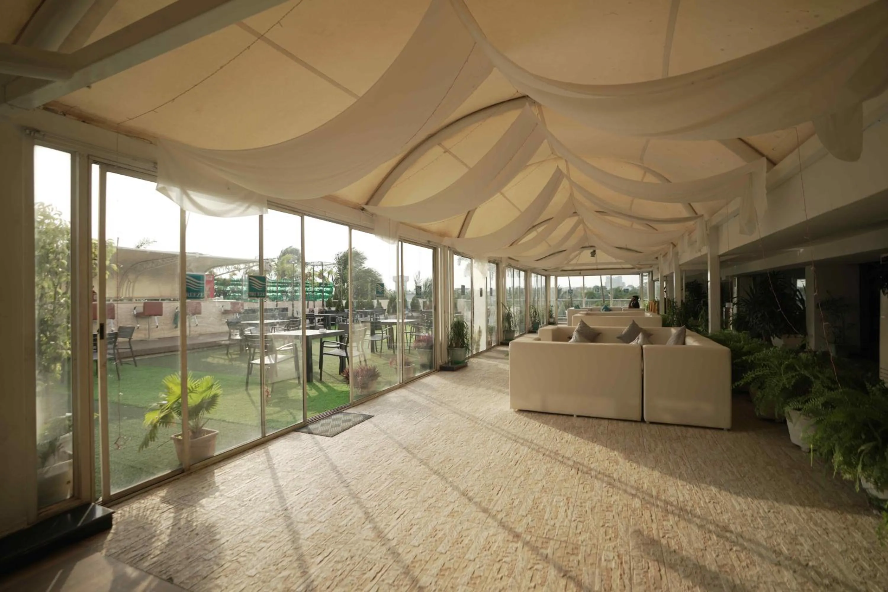 Restaurant/places to eat in Hotel Pal Heights