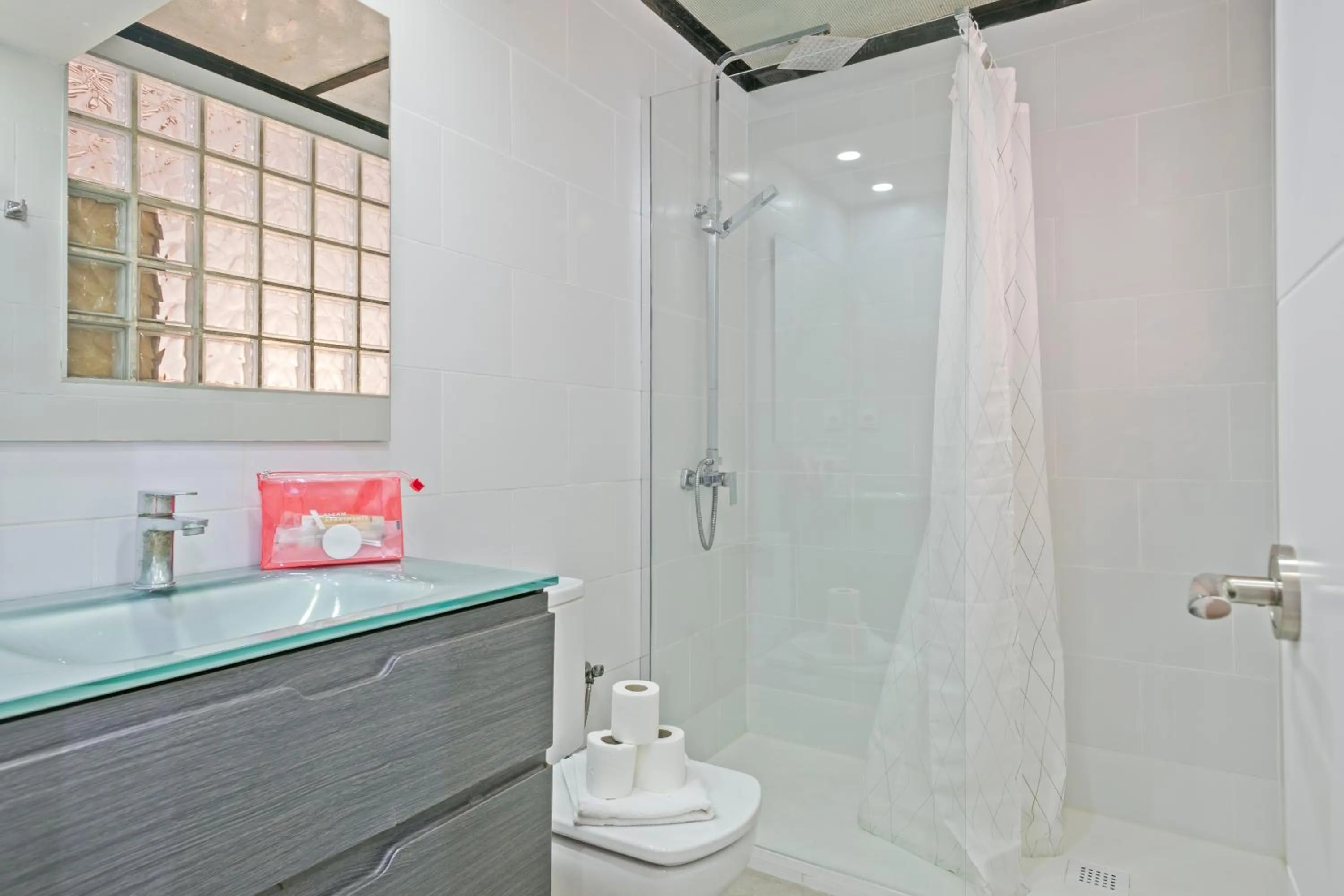 Shower in Alcam Loft Grassot