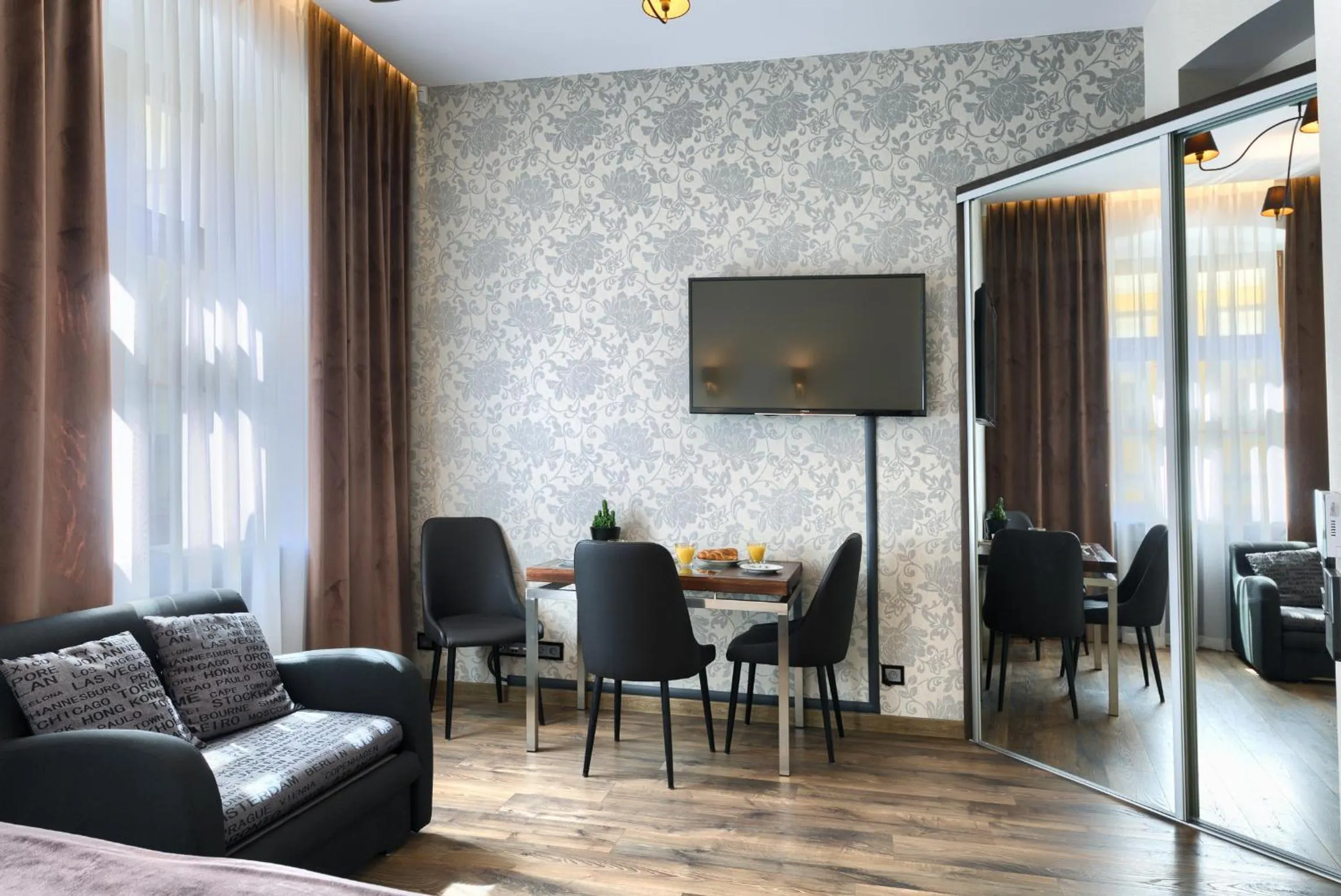 TV and multimedia in Aparthotel New Lux