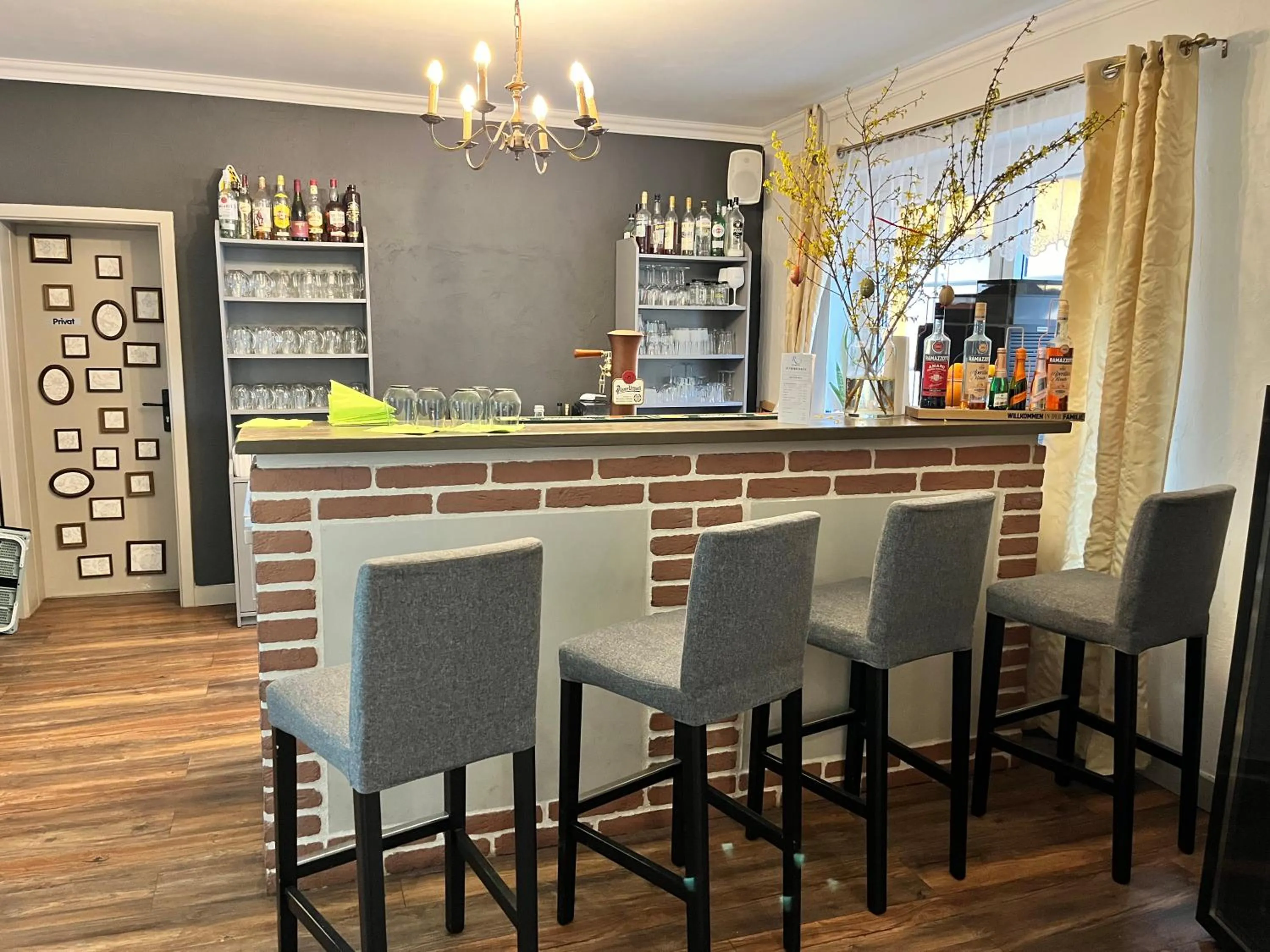 Lounge or bar in Riverside Inn