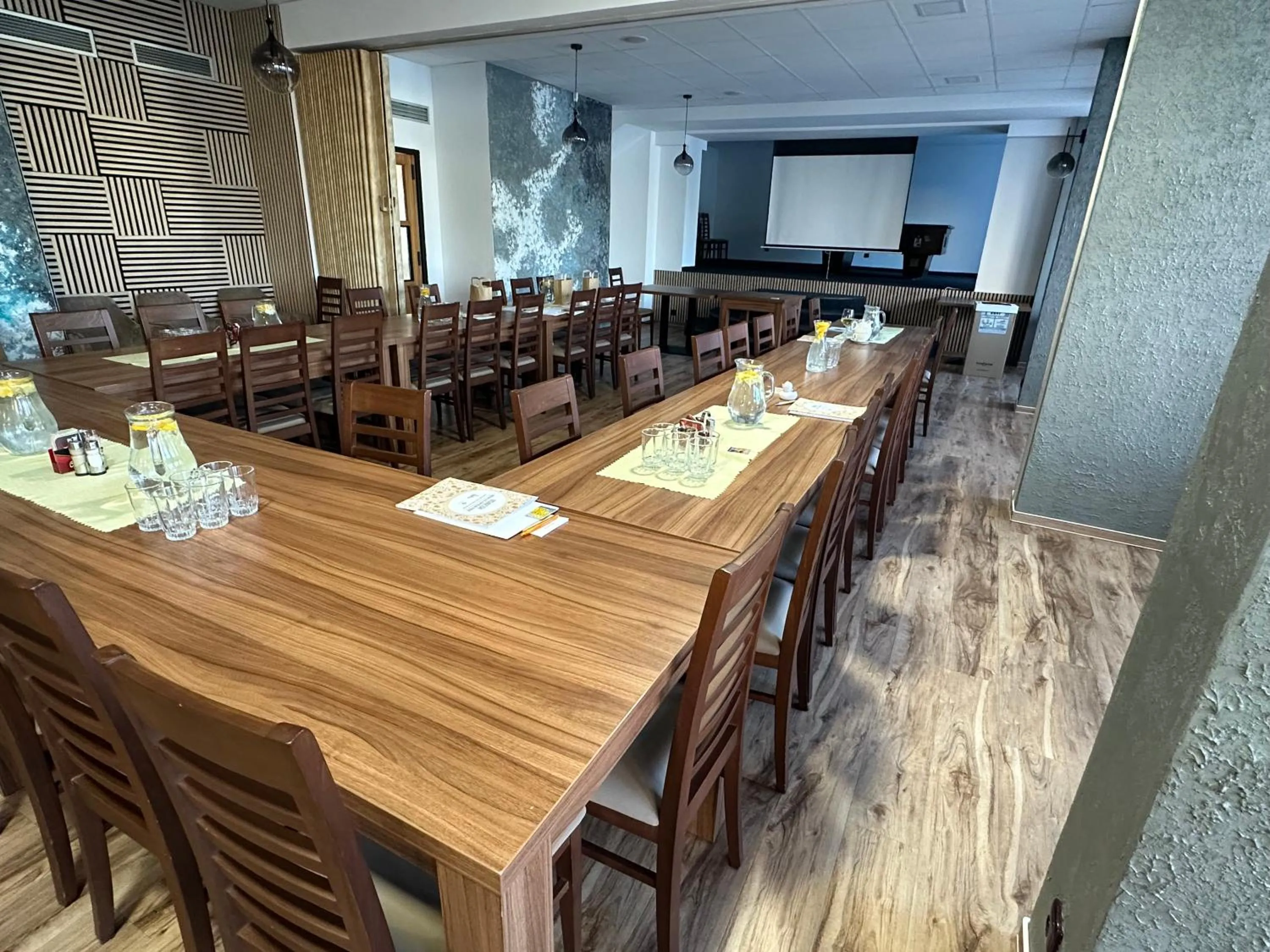 Restaurant/places to eat in Hotel Alf