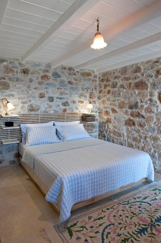 Bed in Limeni Villa