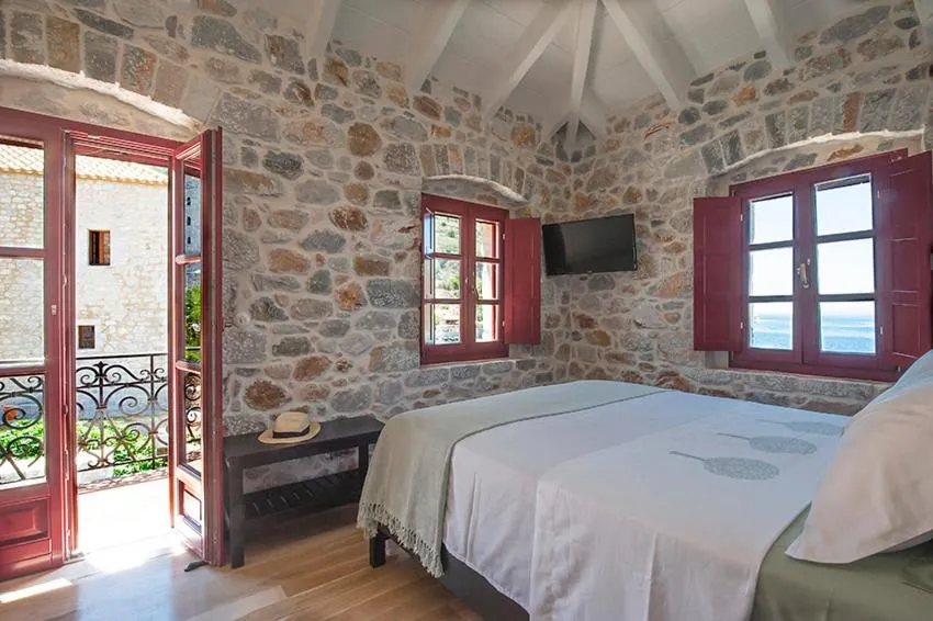 TV and multimedia, Bed in Limeni Villa