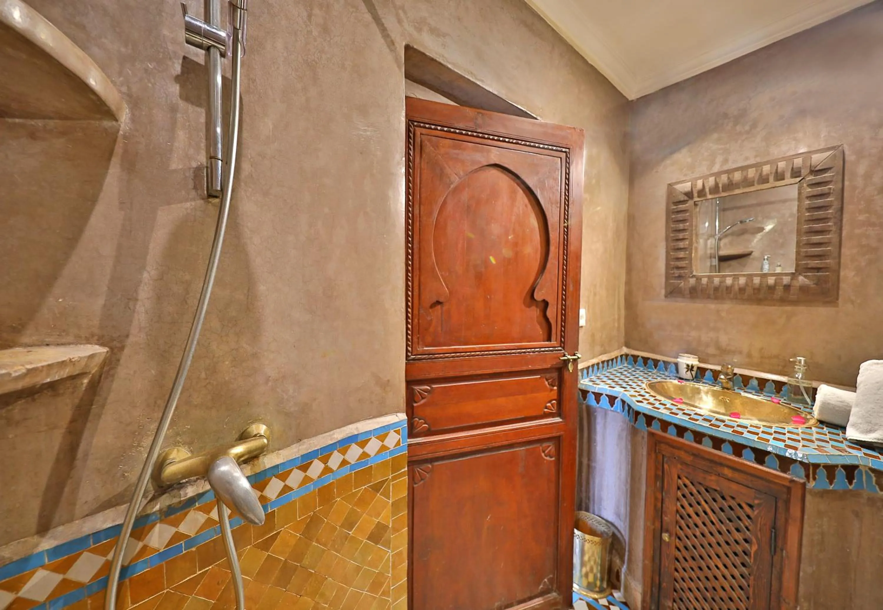 Shower in Riad Zayane