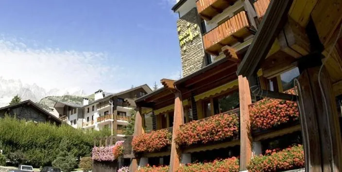 Property building in Hotel Pavillon