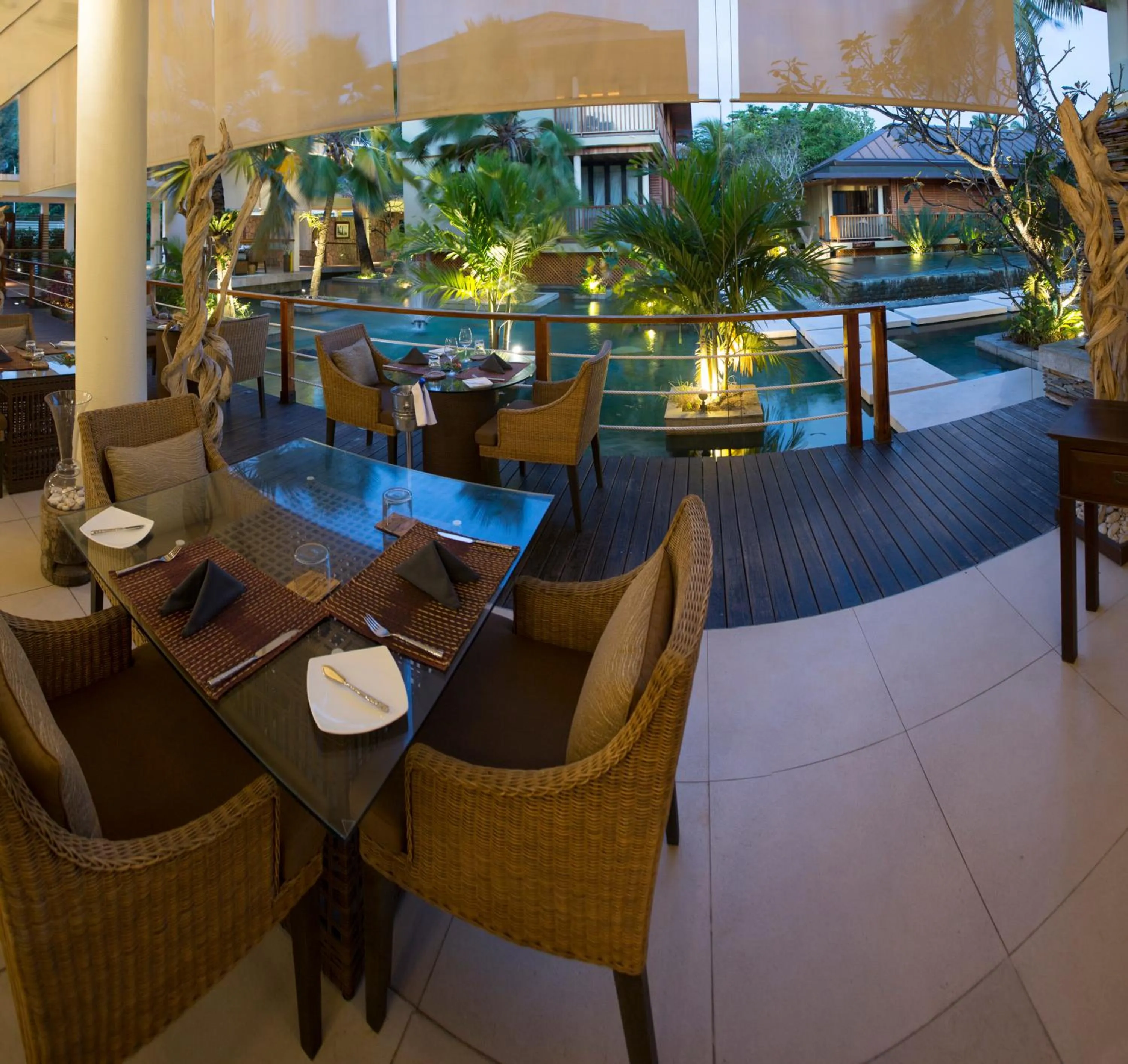 Restaurant/places to eat in Dhevatara Beach Hotel