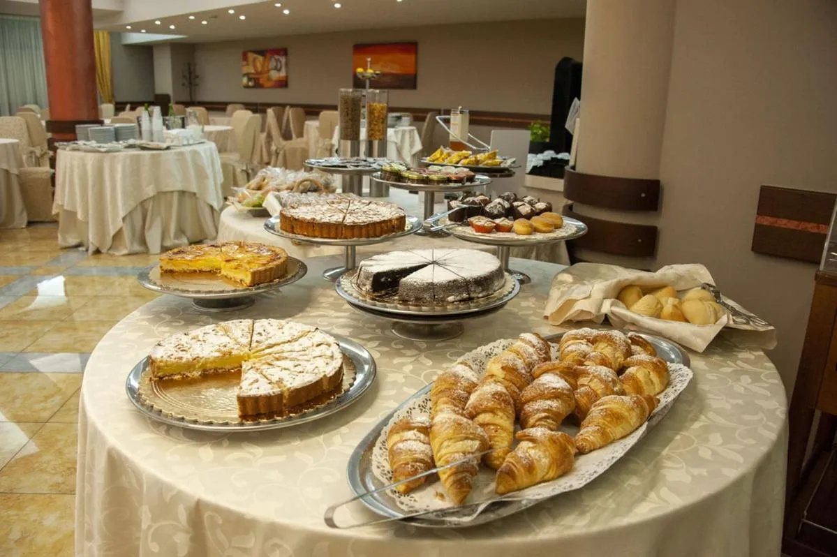 Buffet breakfast in La Vigna Hotel