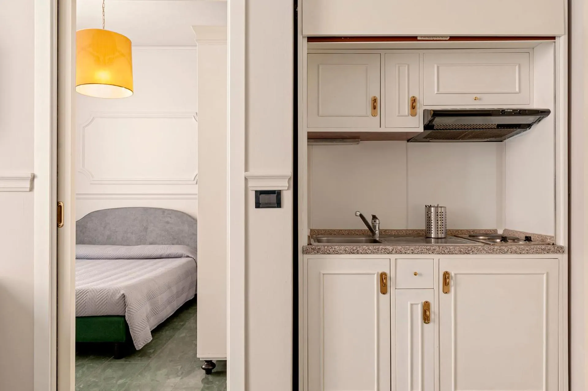 Kitchen or kitchenette, Bed in The Port Residence