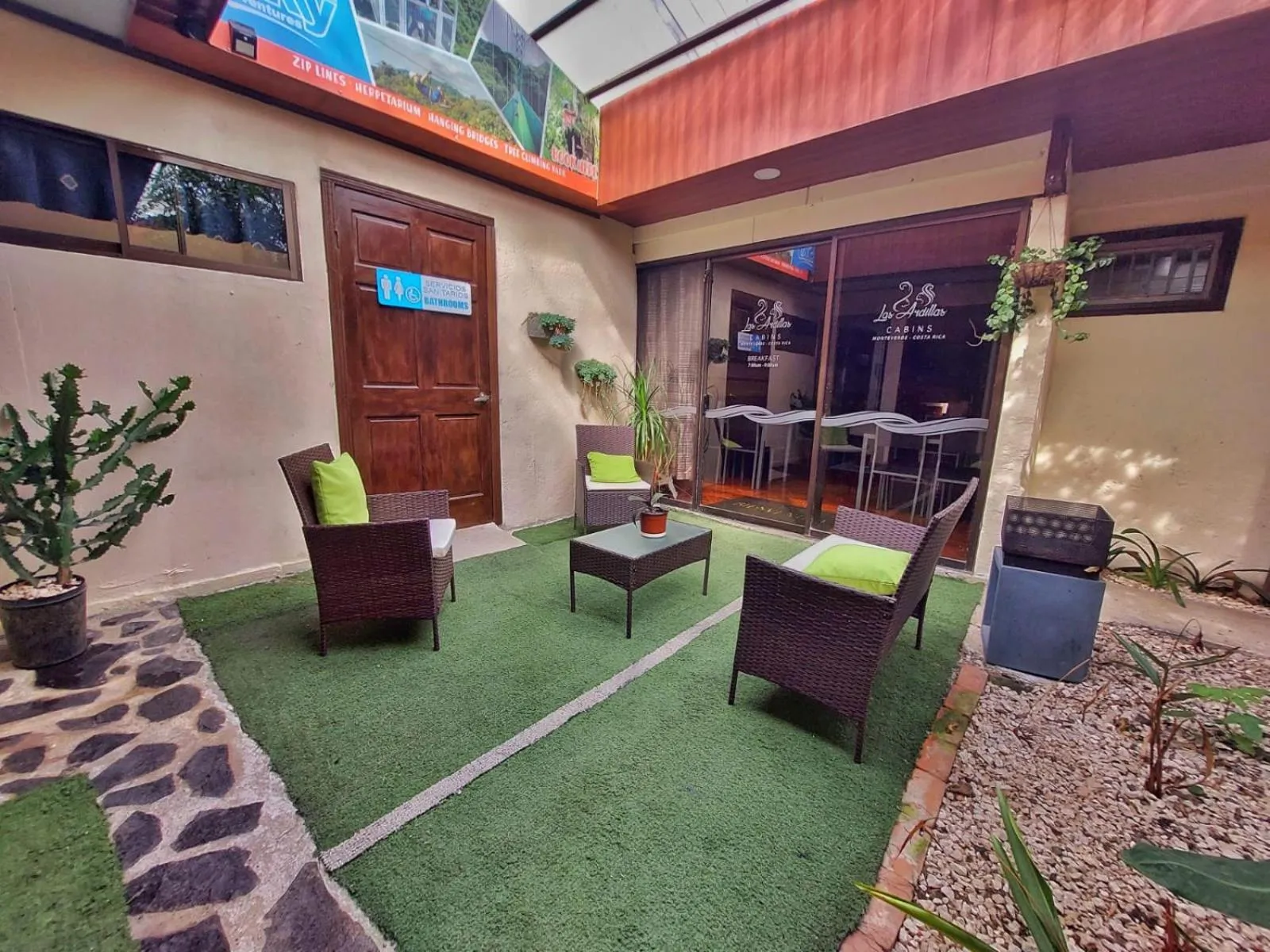 Patio in Hotel las Ardillas Monteverde