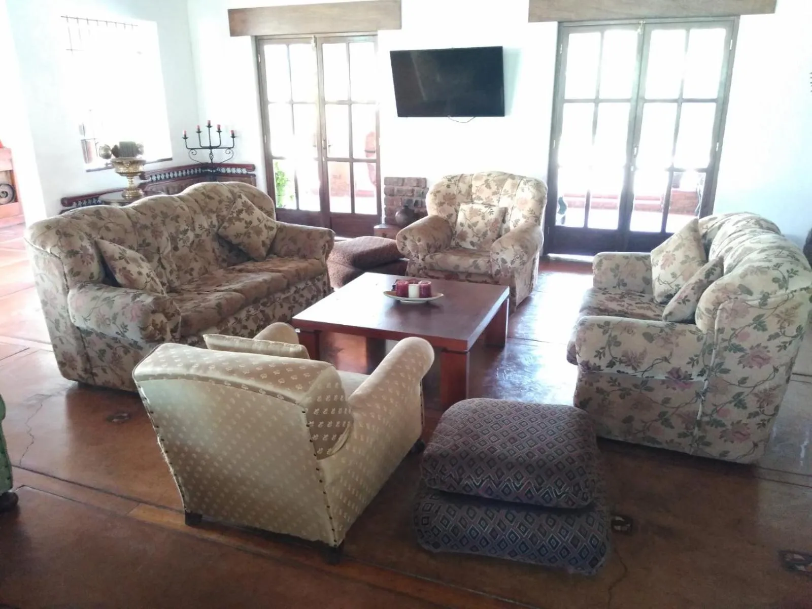 Communal lounge/ TV room in Casa Hacienda Nasca Oasis