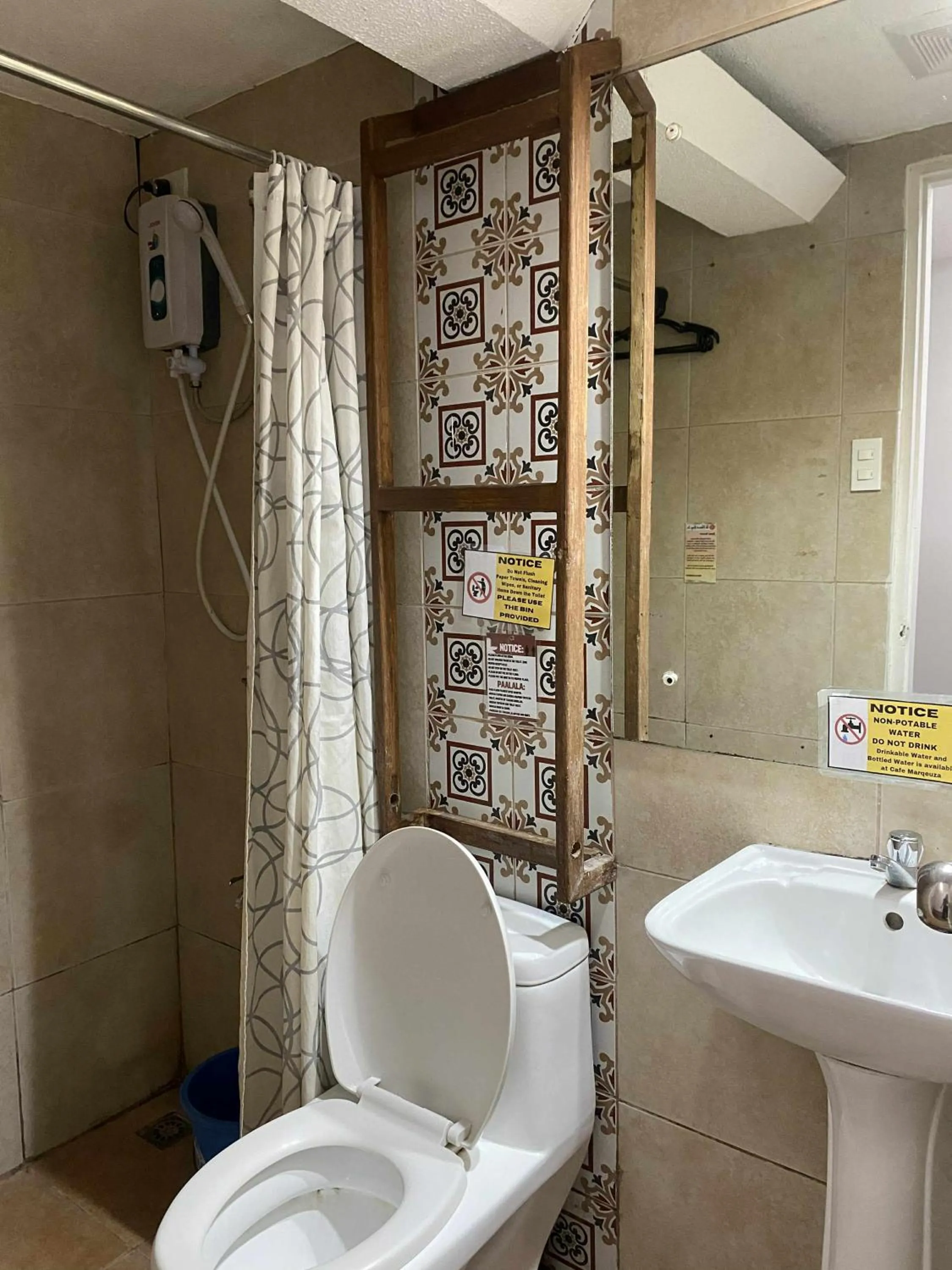 Bathroom in The Palacio de Laoag