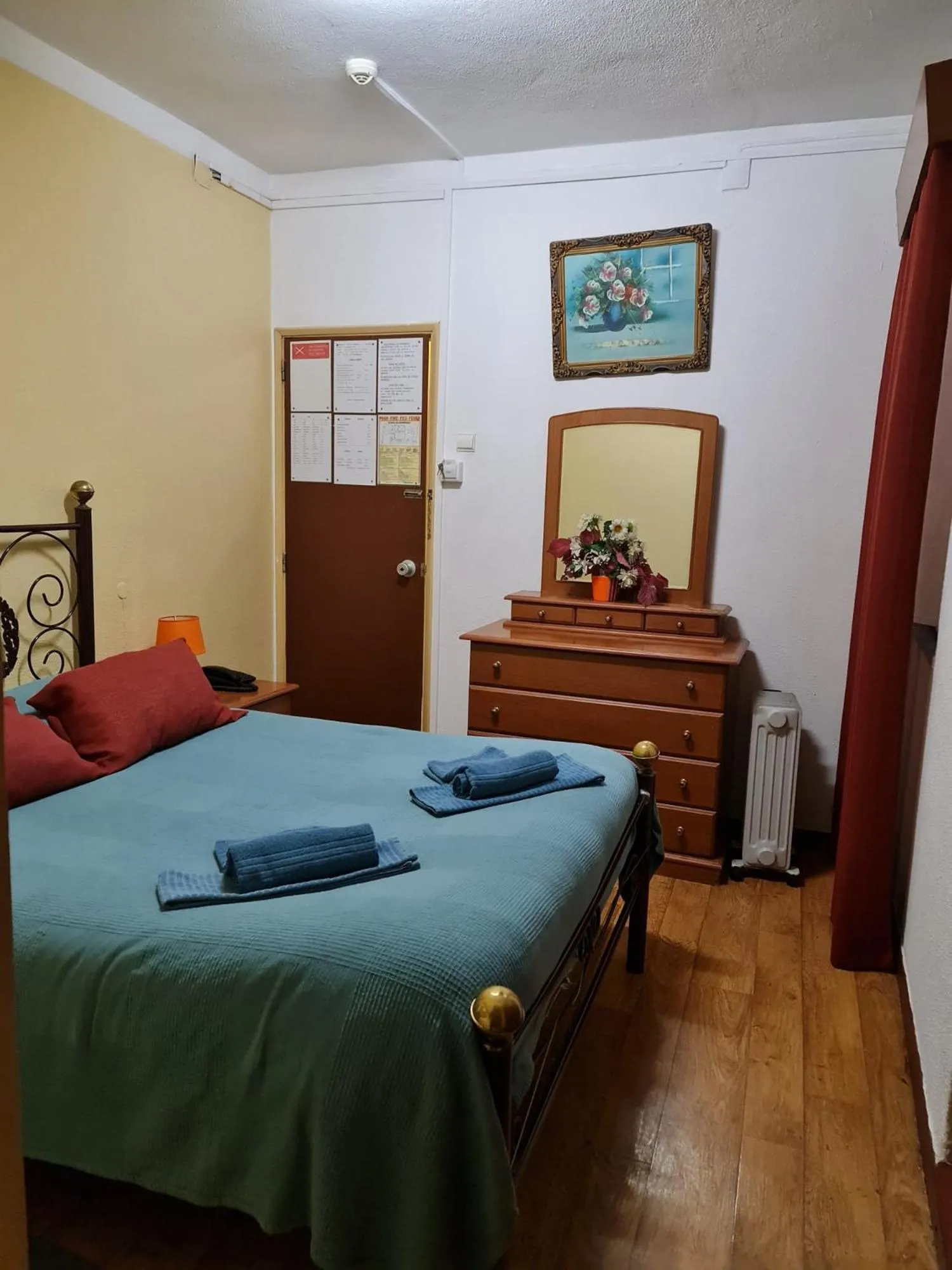 towels, Bed in Pensao Residencial Flor dos Cavaleiros