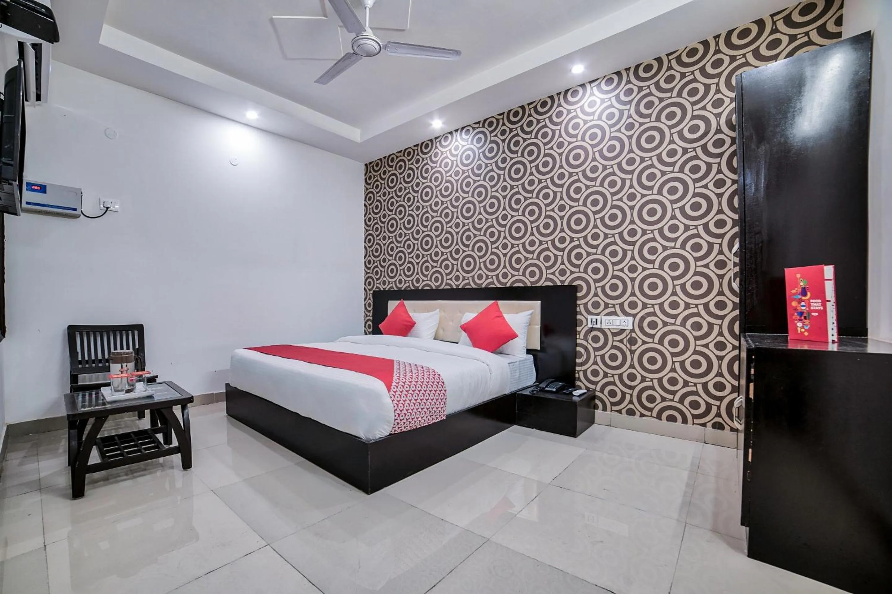 Bedroom, Bed in Hotel O Crown Residency