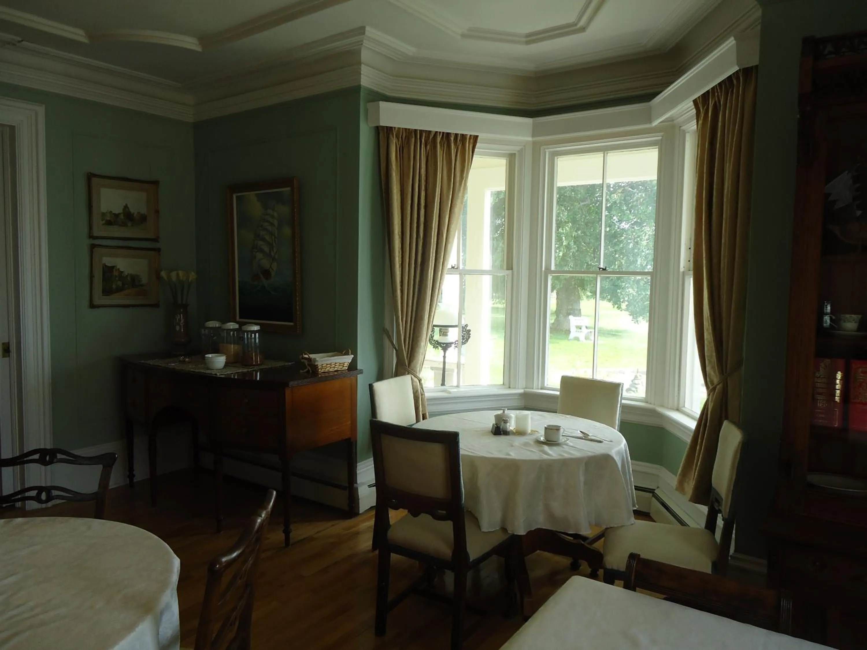 Restaurant/places to eat, Bed in Governor's Mansion Inn