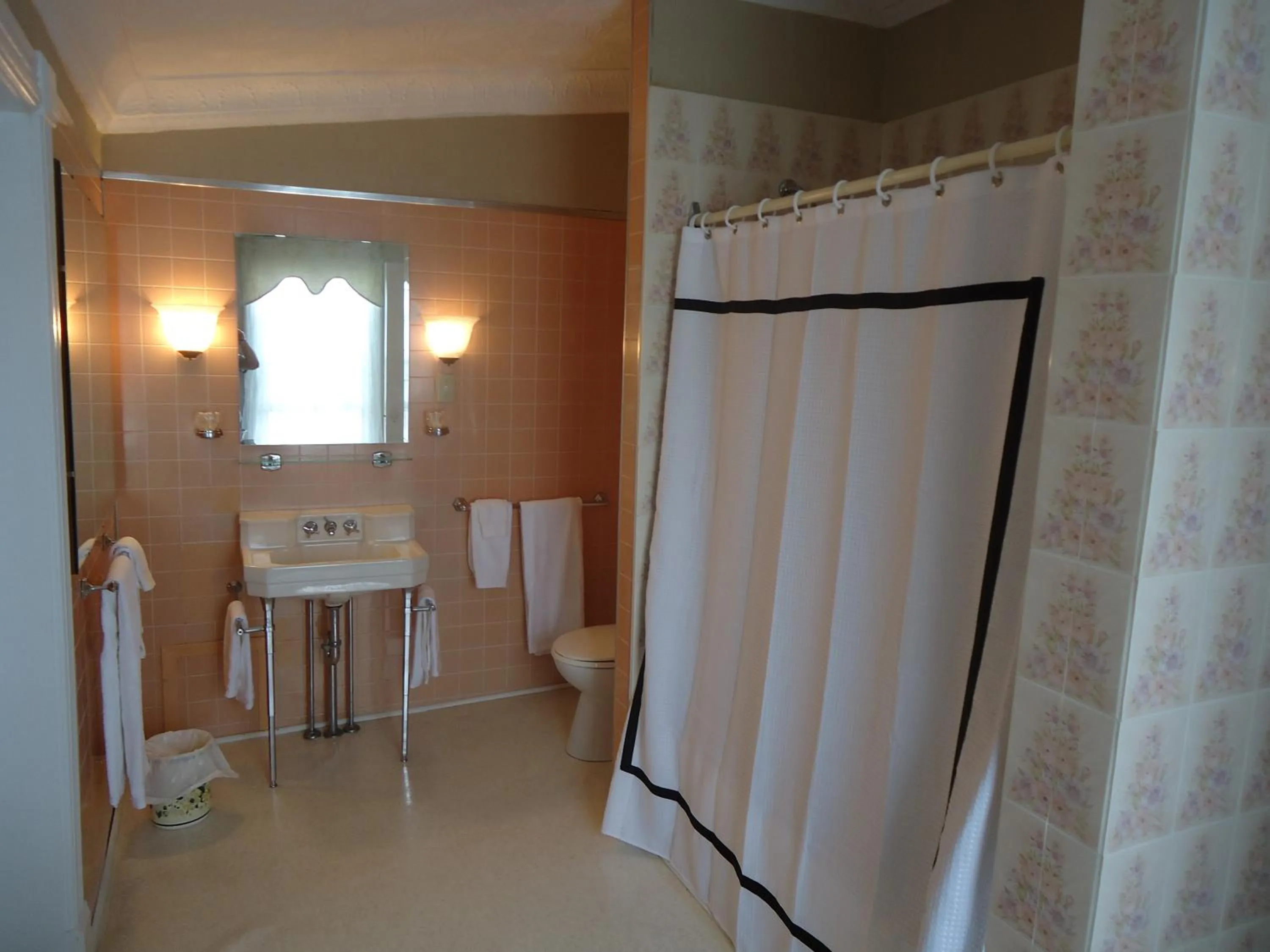 Bathroom in Governor's Mansion Inn