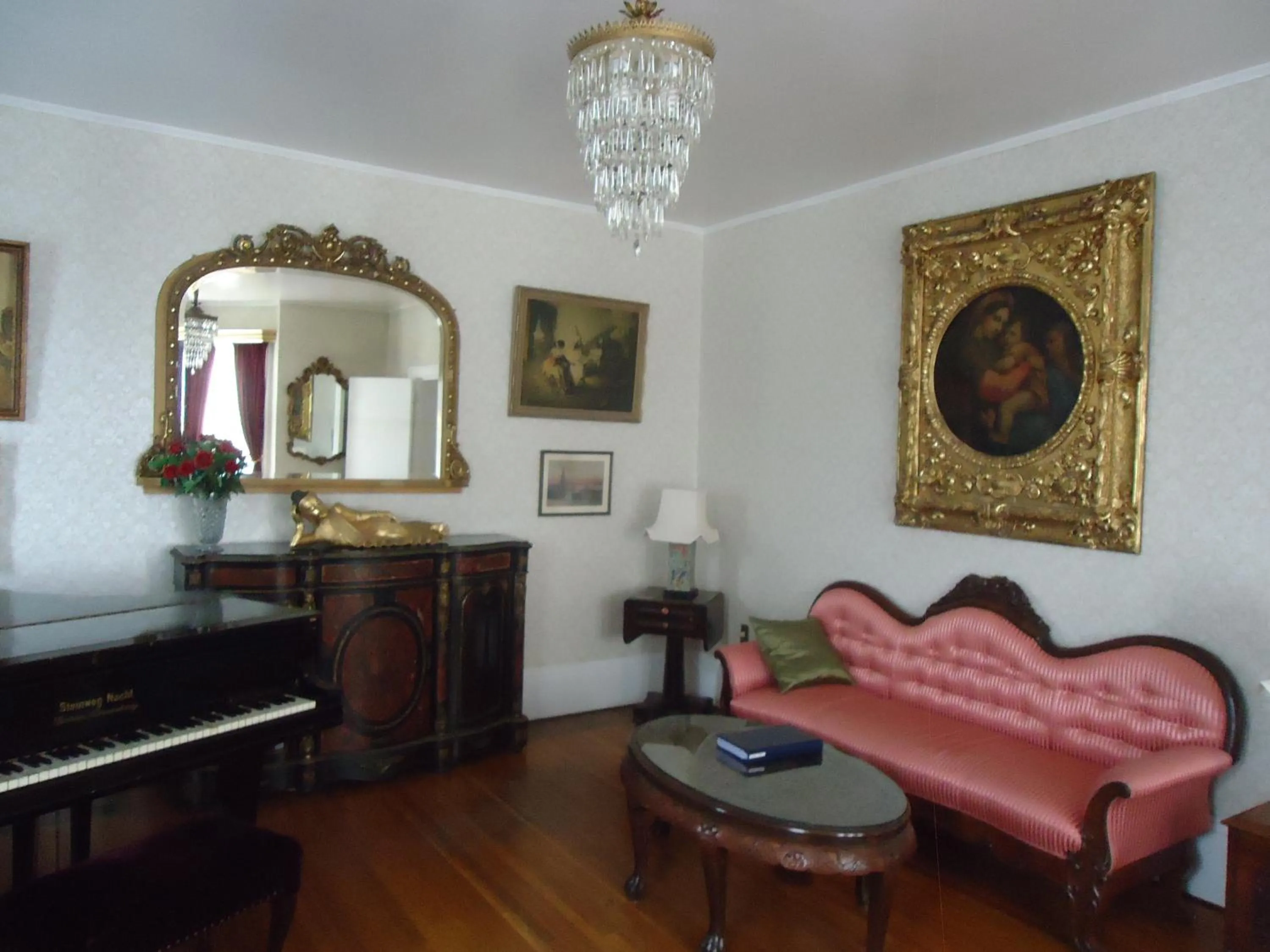 Lounge or bar in Governor's Mansion Inn