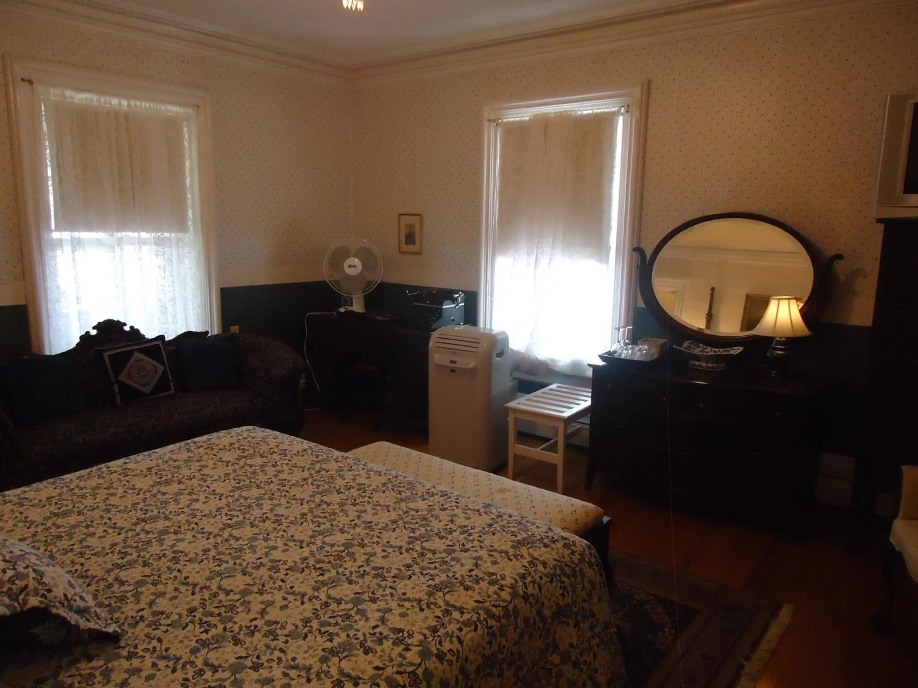 Bed in Governor's Mansion Inn