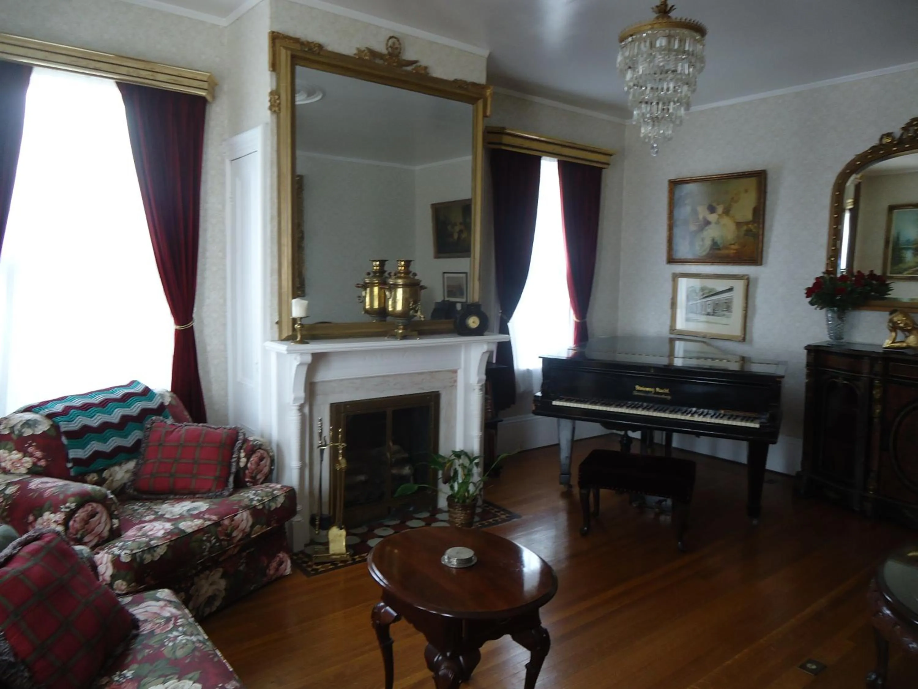 Lounge or bar in Governor's Mansion Inn