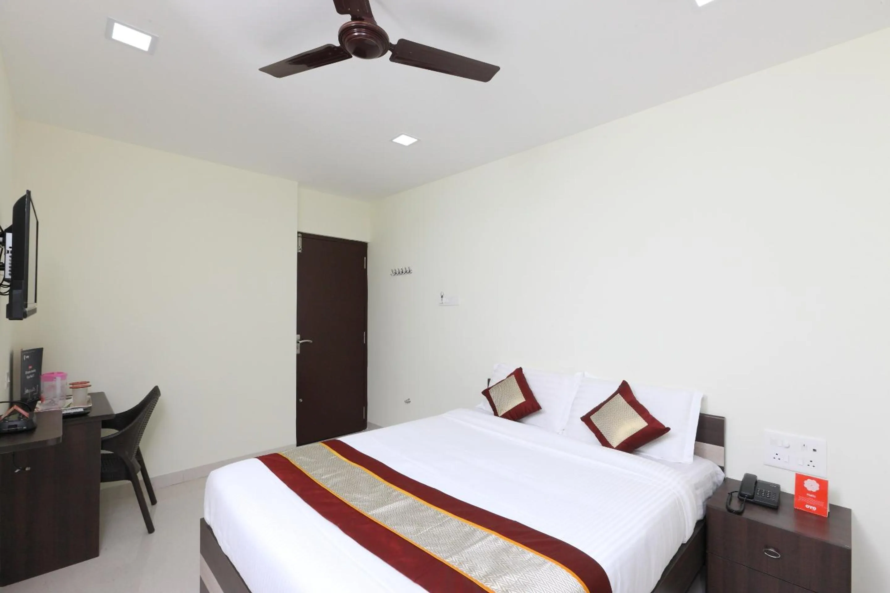 Bedroom in Super Hotel O Perfect Stay Near Meenambakkam Metro Station