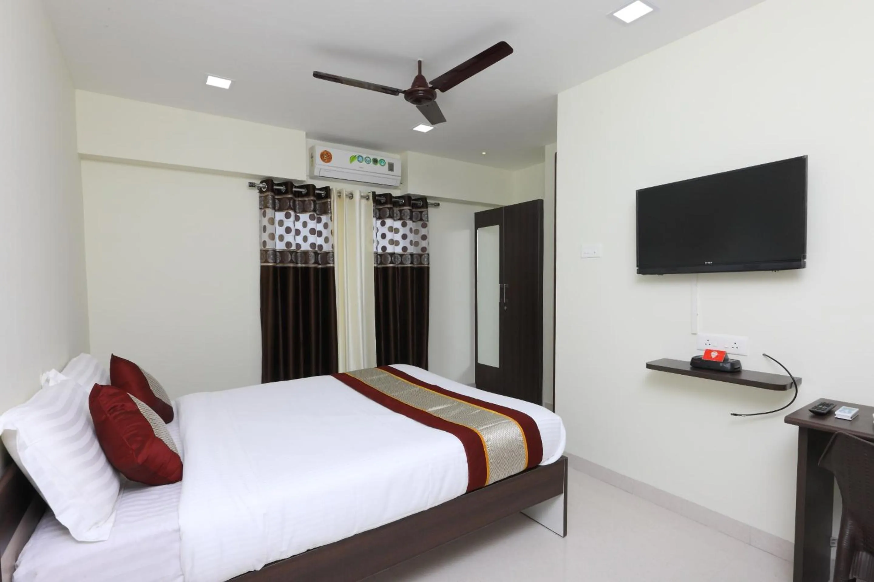 Bedroom in Super Hotel O Perfect Stay Near Meenambakkam Metro Station