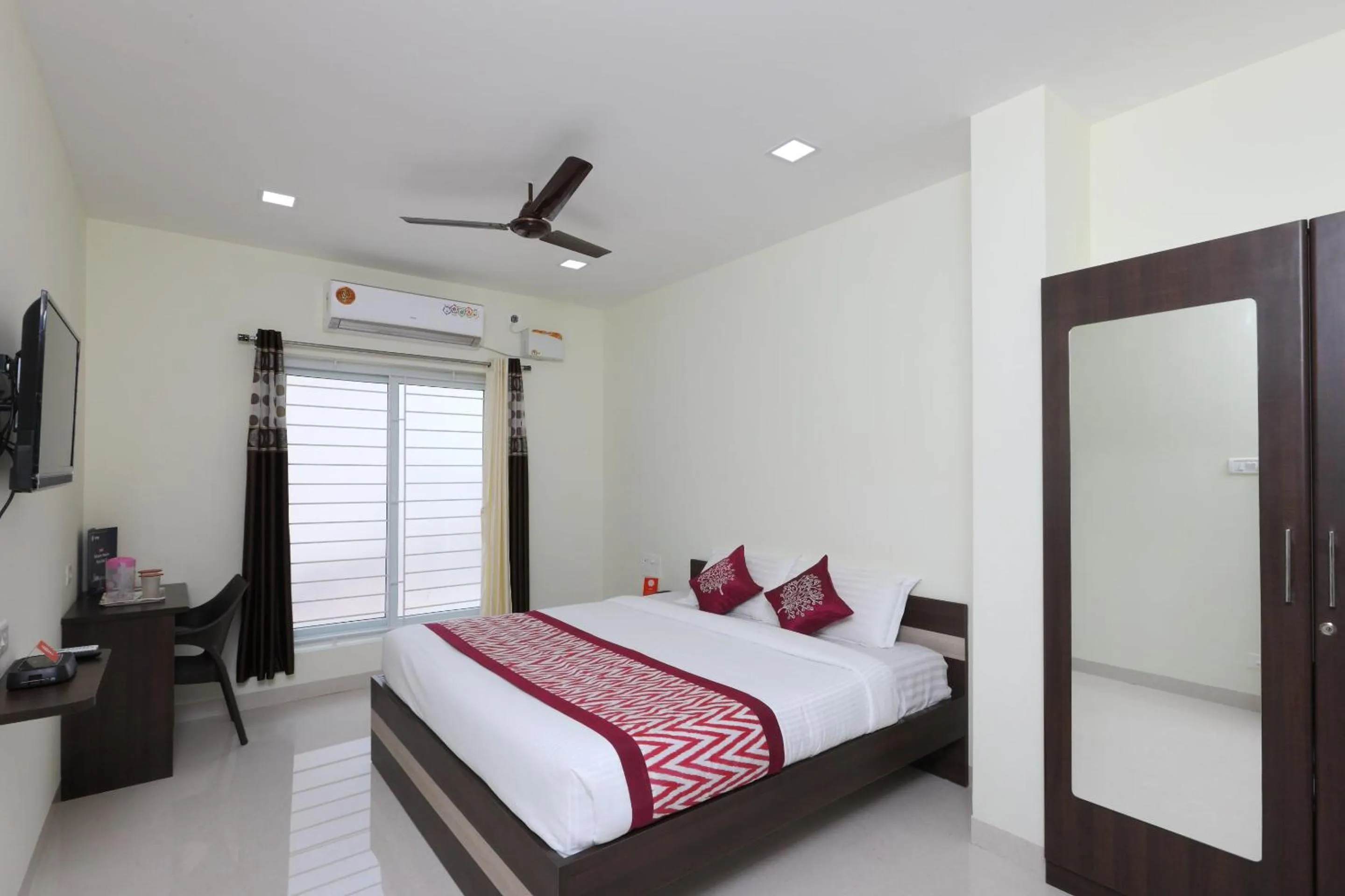 Bedroom in Super Hotel O Perfect Stay Near Meenambakkam Metro Station