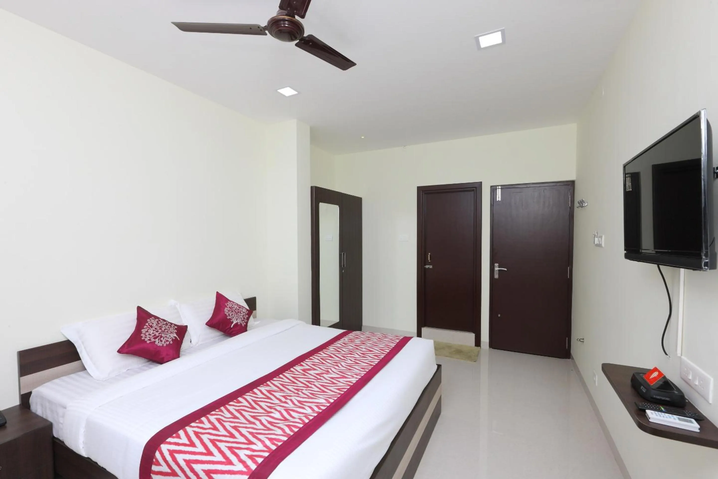 Bedroom in Super Hotel O Perfect Stay Near Meenambakkam Metro Station