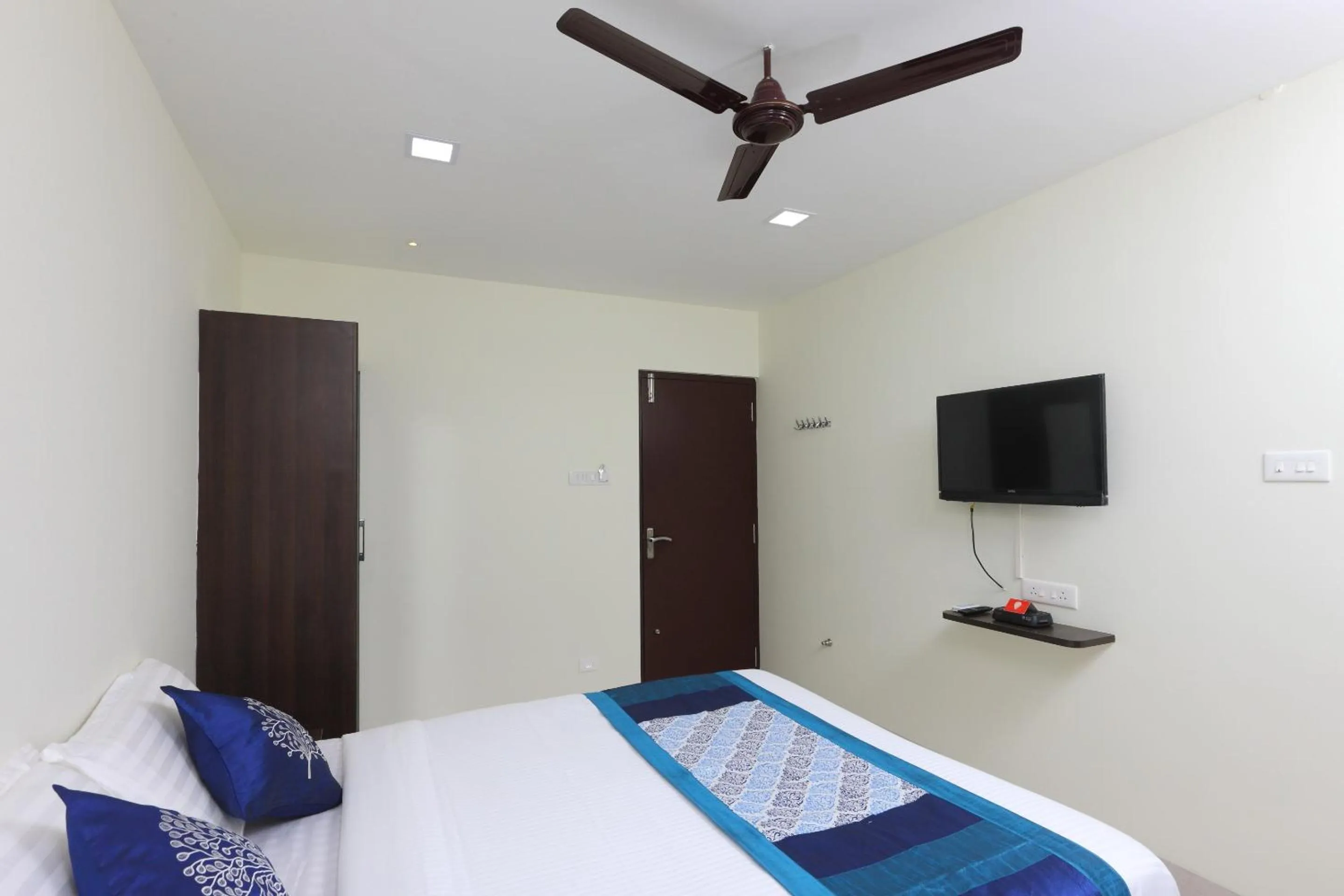 Bedroom in Super Hotel O Perfect Stay Near Meenambakkam Metro Station