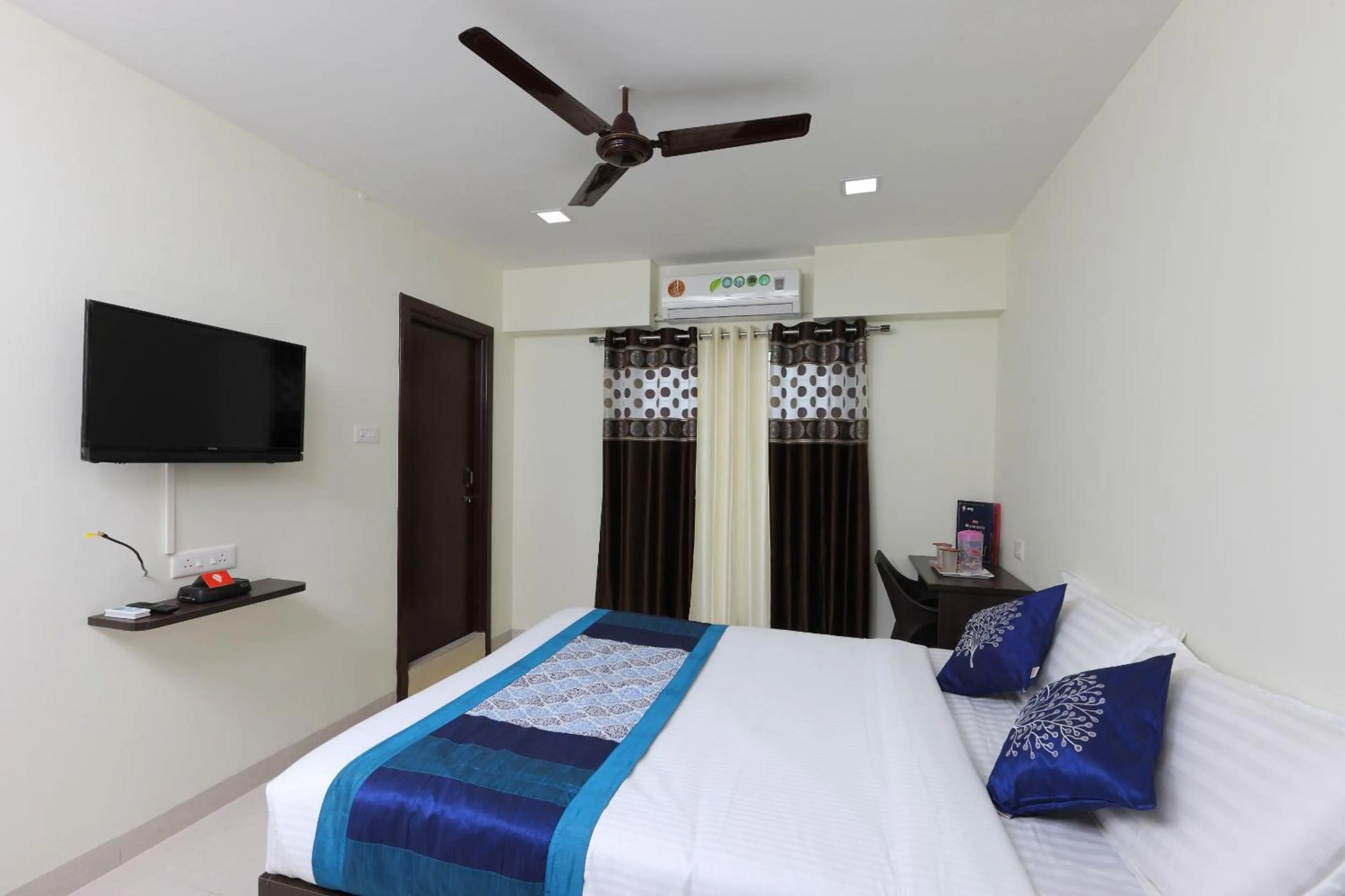 Bedroom in Super Hotel O Perfect Stay Near Meenambakkam Metro Station
