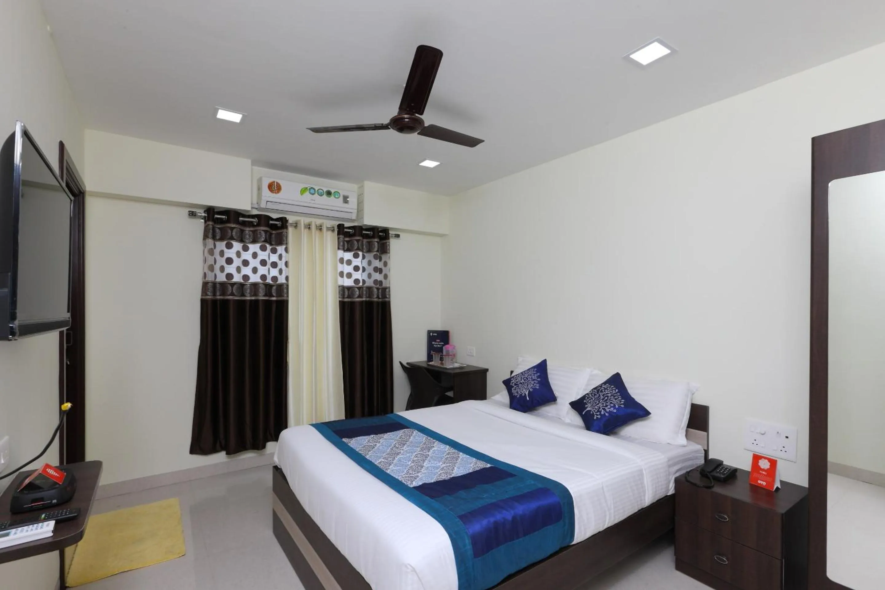 Bedroom in Super Hotel O Perfect Stay Near Meenambakkam Metro Station