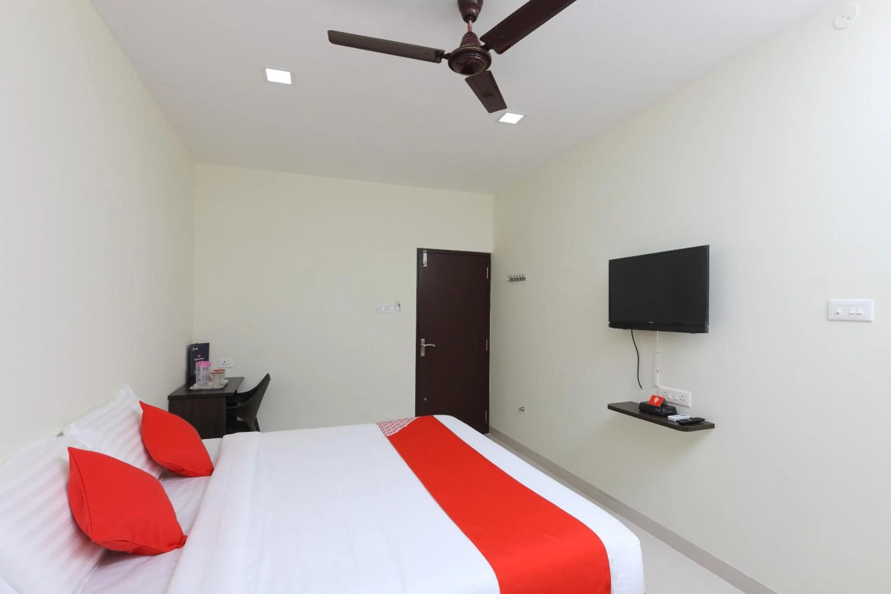 Bedroom in Super Hotel O Perfect Stay Near Meenambakkam Metro Station