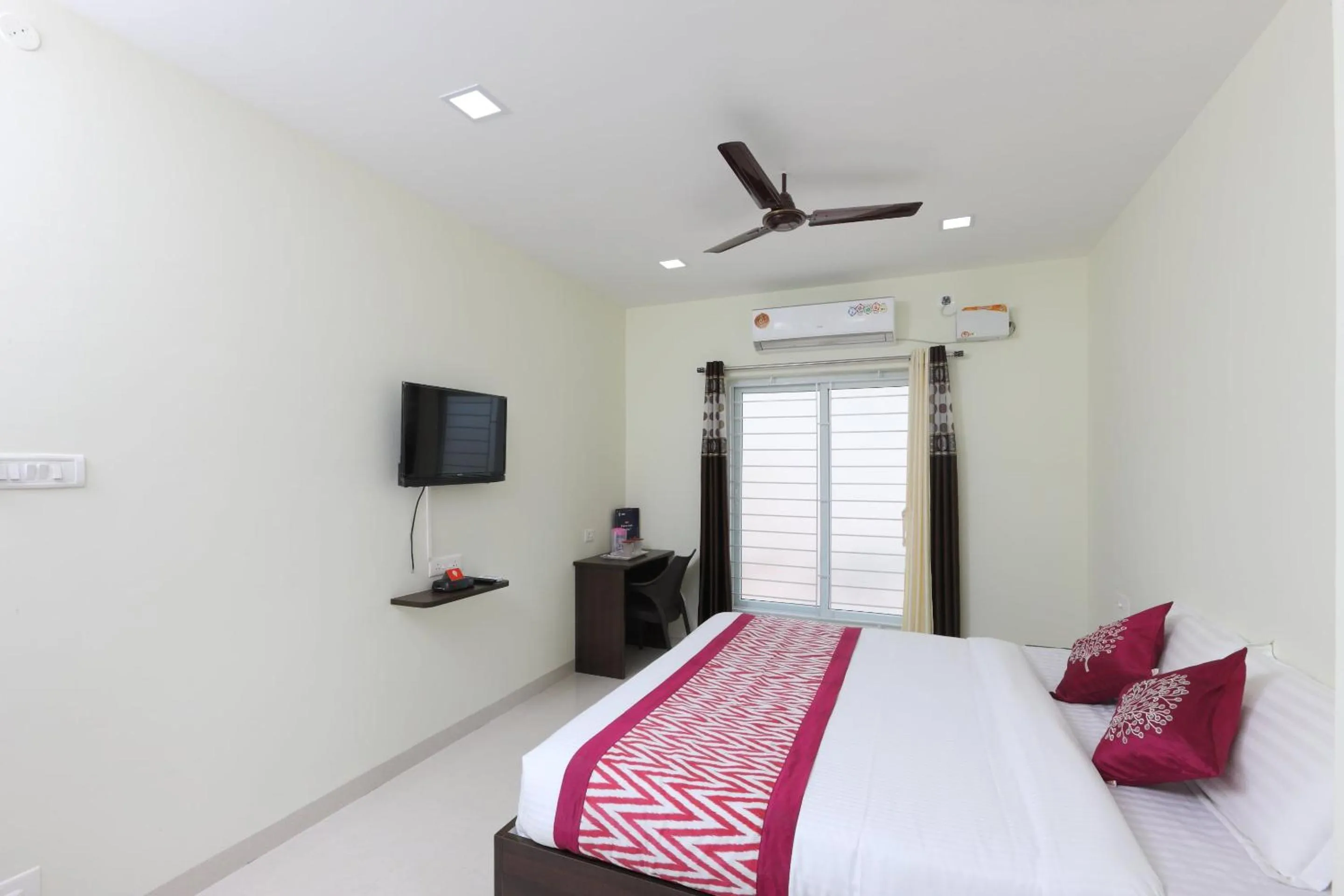 Bedroom in Super Hotel O Perfect Stay Near Meenambakkam Metro Station