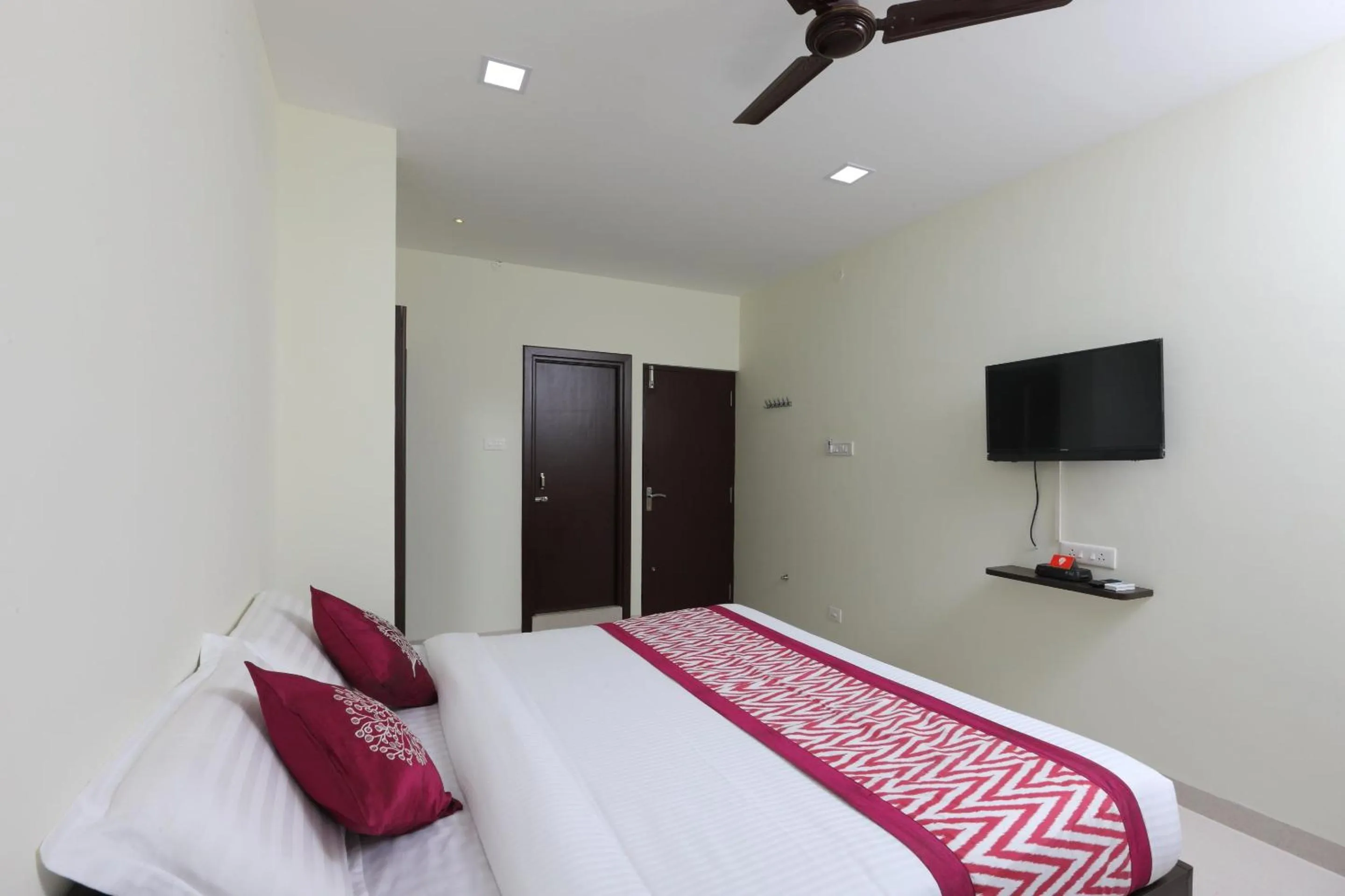 Bedroom in Super Hotel O Perfect Stay Near Meenambakkam Metro Station