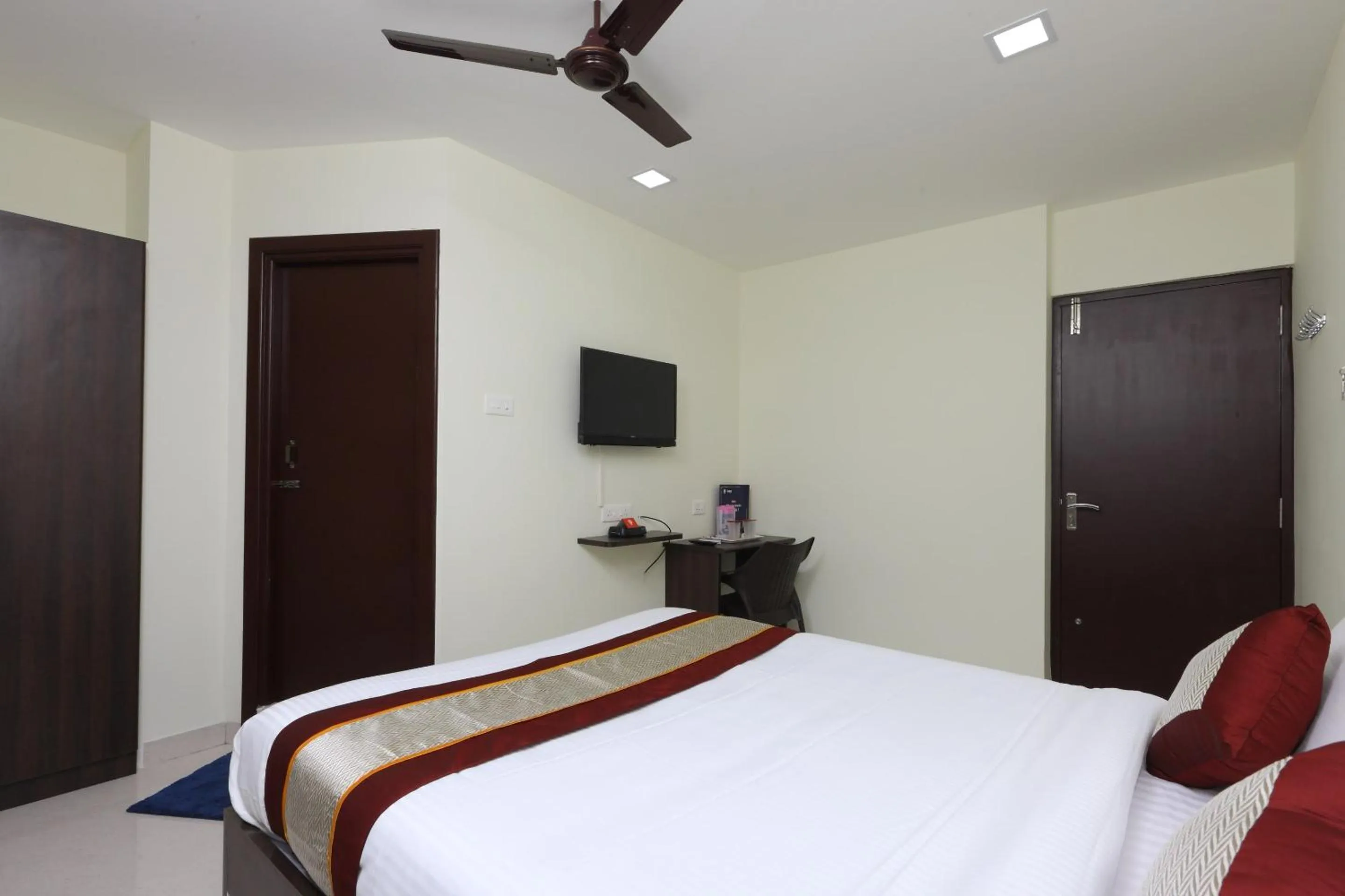 Bedroom in Super Hotel O Perfect Stay Near Meenambakkam Metro Station